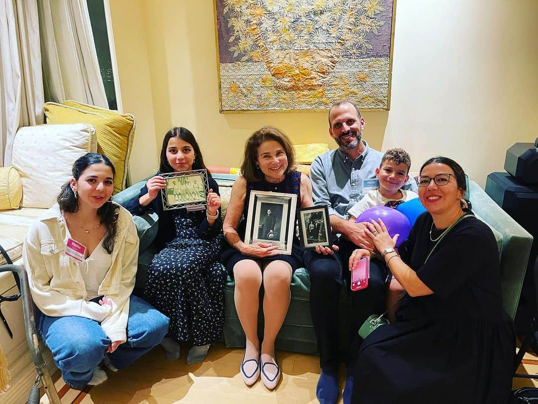 トヴァ・フェルドシャーのインスタグラム：「With my beloved Israeli family the Feldschuhs on their visit to New York only last week. My prayers and hopes are with you. Am Yisroel Chai.」