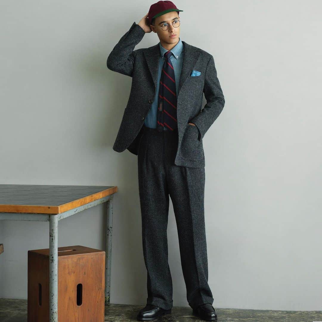 SUIT SELECT スーツセレクトのインスタグラム：「TWEED SET UP 秋冬らしさを存分に楽しむなら、 ツイードのセットアップを。 今年は「ハリスツイード」に加え、 こちらも老舗の「マラリウス」のセットアップを展開。 ジャケットはボックスシルエットで、 パンツはワイドストレートで仕上げて、 今どきなリラックス感を生み出せます。 アイビーっぽいVゾーンで、 カジュアルに着こなすのもオススメ。 ・ JACKET ¥42,900 SHIRT ¥5,390 TIE ¥6,490 CHIEF ¥2,090 PANTS ¥20,900 SHOES ¥17,600 (すべて税込) 11月上旬入荷予定 ・ ・ ・ #suit #スーツ #suitselect #スーツセレクト #スーツのある日常 #スーツスタイル ・ #ビジネス #メンズ #メンズファッション #メンズコーデ #秋冬 #新作 #セットアップ #ハリスツイード ・ #business #fashion #ootd #outfit #mens #mensfashion #menscode #2023 #2023AW #autumn #winter #newnormal #newarrival #setup #harristweed」