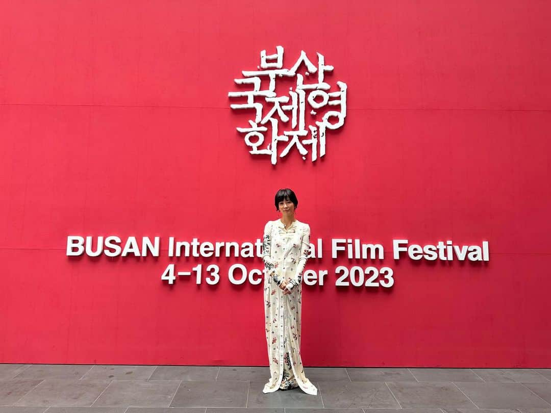 水川あさみさんのインスタグラム写真 - (水川あさみInstagram)「はじめまして釜山国際映画祭🇰🇷 『霧の淵』を観てくれた人達のこの映画を深く知りたい！というエネルギーが凄くて…嬉しくてグッときました。泣きそうになっちゃった🥲 今の日本との映画の在り方も随分と違う様に感じたし、個人的には今にフォーカスするからこその課題も見つかって、とても良い時間だった。 ありがとう釜山。 必ずまた来るよ🎞️🎬🎦」10月8日 13時04分 - mizukawa_asami