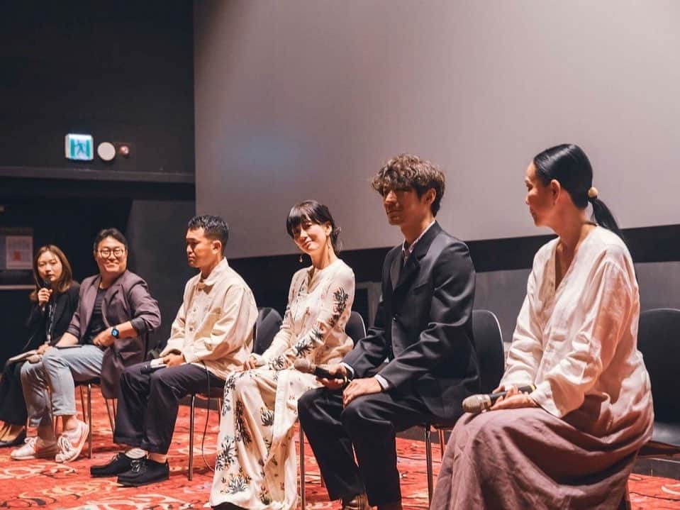 水川あさみさんのインスタグラム写真 - (水川あさみInstagram)「はじめまして釜山国際映画祭🇰🇷 『霧の淵』を観てくれた人達のこの映画を深く知りたい！というエネルギーが凄くて…嬉しくてグッときました。泣きそうになっちゃった🥲 今の日本との映画の在り方も随分と違う様に感じたし、個人的には今にフォーカスするからこその課題も見つかって、とても良い時間だった。 ありがとう釜山。 必ずまた来るよ🎞️🎬🎦」10月8日 13時04分 - mizukawa_asami