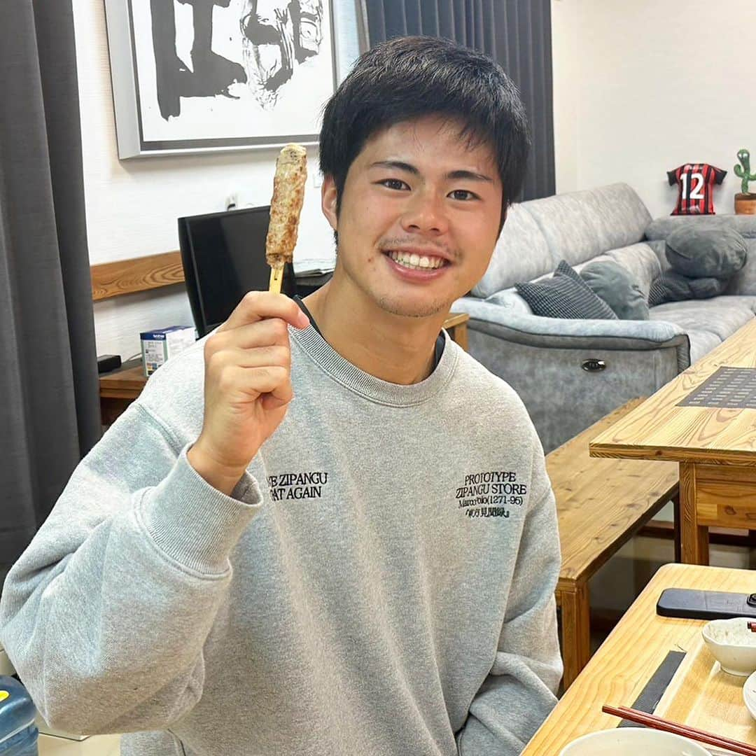 コンサドーレ札幌さんのインスタグラム写真 - (コンサドーレ札幌Instagram)「🍱 しまふく寮監修メニューが入った 「コンサドーレおせち」が完成🎍✨  待ちわびていたおせちの完成版をみんなでいただきました😊  30品目入った豪華なコンサドーレおせち⚽️  数の子食べていいですか？  エビ食べよー！🦐🦐  美味しい！美味しい！  実家に送ろうー！と嬉しい感想がいっぱいでした🎍  とうきびとすり身で作ったとっても美味しい一品がしまふく寮の寮生の胃袋をわしづかみ🌽  ぜひ来年も「コンサドーレおせち」で新年を迎えてみませんか？  11/3(金)よりSTVさんのHPにて予約開始です🍱 #しまふく寮通信  #consadole #コンサドーレ #北海道グルメ #サッカー選手ごはん #北海道 #hokkaido #食育 #食トレ #アスリートごはん #身体づくり #アスリートフードマイスター #松浦沙耶花 #おせち #おせち2024」10月8日 13時04分 - hokkaido_consadole_sapporo