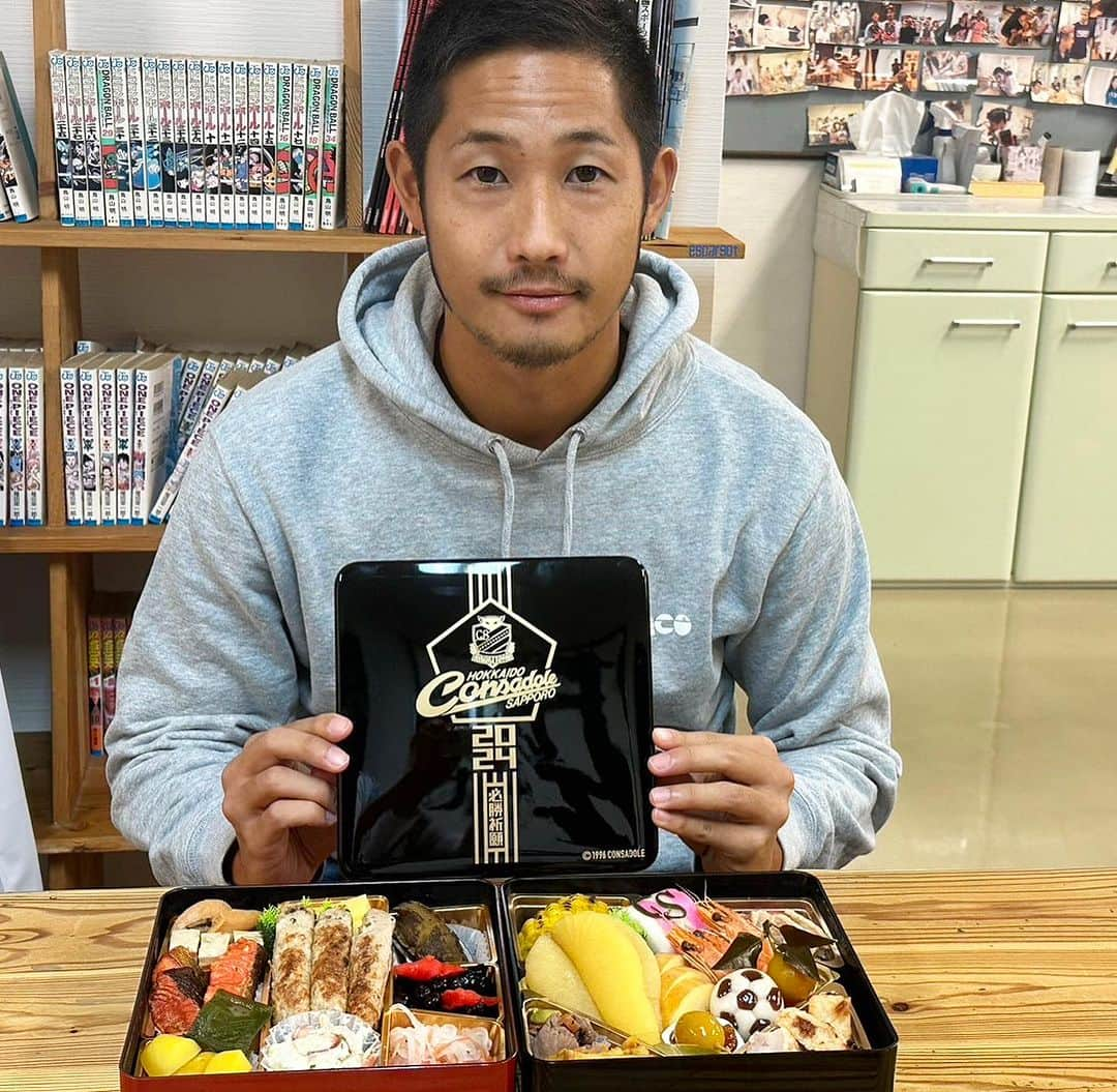 コンサドーレ札幌のインスタグラム：「🍱 しまふく寮監修メニューが入った 「コンサドーレおせち」が完成🎍✨  待ちわびていたおせちの完成版をみんなでいただきました😊  30品目入った豪華なコンサドーレおせち⚽️  数の子食べていいですか？  エビ食べよー！🦐🦐  美味しい！美味しい！  実家に送ろうー！と嬉しい感想がいっぱいでした🎍  とうきびとすり身で作ったとっても美味しい一品がしまふく寮の寮生の胃袋をわしづかみ🌽  ぜひ来年も「コンサドーレおせち」で新年を迎えてみませんか？  11/3(金)よりSTVさんのHPにて予約開始です🍱 #しまふく寮通信  #consadole #コンサドーレ #北海道グルメ #サッカー選手ごはん #北海道 #hokkaido #食育 #食トレ #アスリートごはん #身体づくり #アスリートフードマイスター #松浦沙耶花 #おせち #おせち2024」