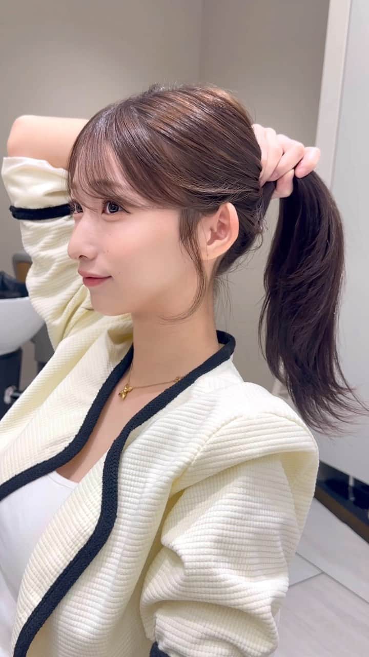 高橋英昇のインスタグラム：「結んだ時も可愛い顔周りです❤︎ ローポニーしてもいい感じです‼️ オーダーの際に保存してお使いください✨ ˗˗˗˗˗˗˗˗˗˗˗˗˗˗˗˗˗˗˗˗˗˗˗˗˗˗˗˗˗˗˗˗˗˗˗˗˗˗ ⁡ ◌ @eisho_coa  ⁡ 前髪顔周りのどんな悩みも 是非ご相談下さい✨ ⁡ ☑︎流し前髪だけど要望と違う ☑︎前髪顔周りを切られすぎる ☑︎顔周りがなくて困っている ☑︎前髪が巻きづらく上手くいかない ☑︎変な毛がいつも前髪に出てくる ☑︎扱いづらくて困っている ☑︎おでこが狭くて悩んでいる ⁡ などなど 少しでも気になることは全てお聞かせ下さい✨ メモ持ってきても大丈夫です📝 ⁡ ˗˗˗˗˗˗˗˗˗˗˗˗˗˗˗˗˗˗˗˗˗˗˗˗˗˗˗˗˗˗˗˗˗˗˗˗˗˗ ⁡ ⁡ ◌ 料金 ◌ ・カット ¥8800 ・カット 𓂃 トリートメント ¥12100 ・カット 𓂃 カラー ¥17600 ・カット 𓂃 カラー 𓂃 トリートメント ¥22000 ⁡ ※初回のみ指名料+¥3300かかります。 2回目以降は指名料無料です。 ⁡ ⁡ 𓂃 よくあるご質問 𓂃 ⁡ ⁡ Q . 予約はどうしたらいいですか？ ⁡ ✎ プロフィールのURLからお待ちしております✨ ⁡ ⁡ Q . 場所はどちらですか？ ⁡ ✎ 東京都中央区銀座6-13-9 GIRAC GINZA 7F 【銀座駅5分、東銀座駅から徒歩3分】 ⁡ ⁡ Q . 投稿に可愛い子しか載っていないですが、 私が行っても大丈夫ですか？ ⁡ ✎もちろん大丈夫です。 僕のお客様は【3歳〜74歳】の 子連れ様から老若男女幅広いの方が ご来店してくださっております。 女性は必ず可愛くします！ 実は男性のカットも得意です。 最近ご紹介もかなり多いです✨ ⁡ Q . どんな美容師？ ⁡ ✎ お話するのが好きです✨ ただ施術中は技術に没頭する時があり その時はあまり話さなくなります✂︎ ⁡ Q . カウンセリングはしっかりしてもらえますか？ ⁡ ✎もちろんです！ 前髪顔周りの生え際、癖毛、割れめ、こめかみ、 頬骨、えら、丸顔、面長、りんかく などのお悩みもしっかりカウンセリングさせて頂いてから 施術に入らせて頂きますのでご安心ください✨ ⁡ ⁡ カットは【前髪】【ロングレイヤー】 が好きですが、 ミディアム、ボブ、ショート、 メンズカットも好きです。 巻きも得意なので、 知りたい方はなんでもお伝えします✨ ⁡ カラーはブリーチなしのワンカラーで 【艶感】【透明感】【くすみ感】が出るように 300種類以上の中から 独自の配合で調合しております。 ⁡ ストレートはダメージを最小限で抑えられるように かなりこだわっています！ 微アルカリ〜弱酸領域の範囲で施術するので 基本的に【ヘアカラー】と同時施術が可能です✨ ⁡ トリートメントはできるだけ長持ちできるように 【手触り】【質感】にこだわっています！ あとはアウトバスのヘアケアも重要なので 興味ある方はしっかり説明しています✨ ⁡ パーマは最近持ちの良いデジタルパーマが好きです。 熱処理する事で普通のパーマより持ちが良くなります。 僕の使う薬剤は基本的にダメージを最小限でかけるので コテを使って巻いても大丈夫です。 巻かなくても普段のスタイリングはかなり楽になります✨ ⁡ #銀座　#千葉　#前髪カット　#顔周りカット　#小顔カット　#おくれ毛カット　#顔周り　#前髪　#シースルーバング　#かきあげ前髪　#小顔に見える顔周り #小顔カット #似合わせカット　#おくれ毛　#前髪顔周り似合わせ」