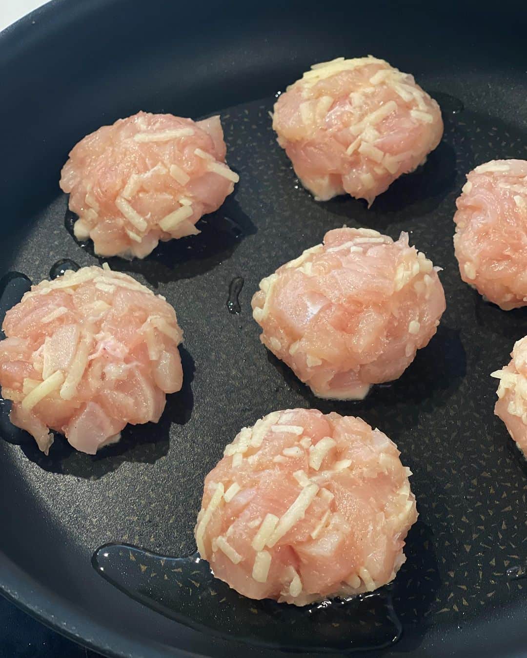 奥田和美さんのインスタグラム写真 - (奥田和美Instagram)「【ハッシュドチーズチキン】  こちらのレシピは低カロリー低糖質、高タンパク質、 さらにめちゃくちゃ美味しい！！ 鶏むね肉を細かく切って丸めたハッシュドチキン。  これ自体にしっかり味がついているので、何もつけなくても美味しいです。  これを食べたルイが  「うわっ…  うわっ…笑  うっわー……笑笑」  言葉にしなさいよいつもいつもww  めちゃくちゃ美味しかったそうです。 もう言葉じゃない反応でどれくらい美味しいのかわかるようになって来たわ。  口に入れるとほろほろと崩れる柔らかさ。 溶けだしたチーズが香ばしい。  フードプロセッサーを使ってもOKですが、その場合でも挽き肉ほどまで細かくしないのがポイント。 形が残るくらい、3～5mm角くらいが理想ですが、とりあえずくっつけばいいので！  ━━━━━━━━━━━━━━━  【ハッシュドチーズチキン】  （作り方）8個分 ◎鶏むね肉…小2枚（400g） ◎ピザ用チーズ…40g ◎サラダ油…大さじ1 A ◎片栗粉…大さじ1と1/2 ◎鶏がらスープの素…小さじ1 ◎にんにく（チューブ）…小さじ1/2 ◎塩、こしょう…各ひとつまみ  【作り方】 1.鶏むね肉は皮を取り、小さい角切りにしたらボウルに入れAを加えてよく混ぜる。さらにピザ用チーズを加えて混ぜ合わせる。 2.1を8等分にしたらそれぞれをギュッと強く握って丸め、形を整える。 3.サラダ油を中火で熱したフライパンに2を並べてこんがり焼き、焼き色がついたら裏返してフライ返しで表面をギュッと押さえて蓋をし、弱火で5分蒸す。 4.蓋を取って強火にし、両面カリッと色よく焼く。  ✅丸める時にギュッとしっかり握ると崩れにくいです ✅焼き色がつくまで触らずしっかり焼いてから裏返し、フライ返しなどでギュッと押し付けるとさらに崩れにくくなります  ━━━━━━━━━━━━━━━  こんがり焼くのがポイント！ チーズの香ばしさがたまりません。 お好みでケチャップをつけてどうぞ！  良かったら作ってみて下さいね。  ┈┈┈┈┈┈┈┈┈┈  今年の6月、ルイが英検を受ける日の前日になって 「受験票をもらってない」 と、とんでもない事を言い出して大騒ぎした一件がありました。  結局受験票は自分が持っていて（何だったんだあの騒ぎは）無事受験、この級は無事合格しました。  そして今日はその1つ上の級の受験日。  前回の一件があるので、数日前に「受験票あるね？」と聞くと、あると言って受験票を見せてくれていたので一安心。  そして昨日の夜。  当日は朝8時過ぎには家を出ないといけなかったので、 朝慌てないように準備を完璧にしておきなさいねと、 筆記用具と受験票を忘れないようにもうリュックに入れておきなさいよと言うと、 ルイが恐ろしいことを口にした。  「受験票に貼る俺の写真は？」  知らんがなww  「いや3日くらい前にこの辺（リビング）で見た気がして」  いやいやいや、お母さんはリビングの住人ですけども、一切見ておりませんけど？！  「そっかー、どうしよっかな。 あ、大丈夫！代わりになる写真あるわ」  とのんびり部屋へ行き、彼が自信満々に持って来たのは高校の学生証。  まさか… この学生証の写真を引っペかざして貼るつもりかお前は…  あかんあかんあかん、これ使うのはダメ！ 学校の印がエンボスパンチされてるやん！ しかも受験票返って来ないよね？！  本人いわく受験票は返って来るらしいけど、そういう問題ではない。 さすがにあかんやろ。  そこで、夫が口を出して来た。  「学生証の写真をカラーコピーして受験票に貼ればいいんちゃう？」  うるさい！黙っててくれ！！  2人とも呑気か。 なんで今頃言うのよ。 なんで前日にそんな重要なことを…！（もはやお家芸になりつつある前日の騒動）  ただいま夜中の12時でございます。 もうこれは探しても見つかる気がしない。  とりあえず、早朝に駅前の証明写真の機械に撮りに行かせるしかない。 ってことでとにかくはよ寝てくれ！！  と1人イライラしていると、パジャマ（半袖半パン）のルイが  「夜ってもう寒いよね、この服で今の外の気温を体感したいからちょっと外出ていい？笑」  うるさい！はよ寝ろ！！！  もう、どいつもこいつも…！  そして今朝、のんびりのんびり用意をしてのんびり自転車で証明写真を撮りに行って帰って来たルイは  「急がなくてもいけたな」  うるさい、はよ行け！！  と思ったら、今度は裸足にクロックスで行こうとするルイを呼び止め、  「まさか、それで行くんちゃうよね…？」  「やっぱりダメ？笑」  ワンチャンいけるかなみたいなww  とりあえず無事靴下にスニーカーを履き、写真を貼った受験票を持って、やっと出て行きました。  朝から疲れたわ。 本当にもう勘弁してくれよ…  #ハッシュドチキン  #ハッシュドチーズチキン  #鶏むね肉  #鶏むね肉レシピ  #鶏肉  #鶏肉レシピ  #ダイエット  #ダイエットレシピ」10月8日 12時59分 - kazumiokuda