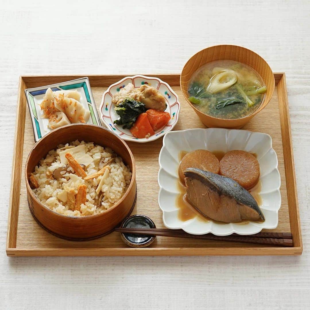 hirokoさんのインスタグラム写真 - (hirokoInstagram)「🌱2023.10.8（日）☁️ ✽.｡.:*・ﾟ #hiroponおうちごはん ⁡ 今日のお取り寄せグルメ🥢 ⁡ 日本各地のごちそうがお家で楽しめる @sakuya_meal さんのご当地ミールキット ⁡ 今回お家に届いたのは 金沢の『海幸ひゃくまん御膳』 ⁡ かにのほぐし身がたっぷり入った 🦀「かにめし」が美味し〜い😋 石川県産の厳選米（1.5合の無洗米）と キットの炊き込みご飯の素を入れて炊くだけ 炊飯器からいい香りが〜 ⁡ そして味がしみしみの「ぶり大根」 こちらも温めるだけです ⁡ menu📝 ▪︎ かにめし ▪︎ ぶり大根 ▪︎ 金沢風味噌汁 ▪︎ 副菜（治部煮・蓮根の甘酢漬け） ☝全てミールキットで〜す ⁡ ⁡ 📢---咲耶さんからのお知らせ--- ⁡ 福岡・佐賀エリアで7日から 初のテレビCMが放送されます👏🏻 エリア外でも咲耶のサイトから動画が見れます CM放送を記念して2つキャンペーンを実施中 ⁡ ＼プレゼントキャンペーン／  ⑴ 全品送料無料（22日まで） ⑵ 咲耶公式LINEの友だち登録で CM出演いただいた森尾由美さんの サインまたは和食器のセットが当たる！ ⁡ ストーリーズにリンクに貼ってます🔗 キャンペーン期間中にお試ししてみるのもいいかも... ⁡ ハイライト『咲耶ごはん』からも🔗 ⁡ ⁡ 他にもご当地ミールキット多数があります ミールキットは2人前入り クール便（冷蔵）でお届けです🚚³₃ ⁡ 咲耶さんのご当地ミールキット 💁‍♀️▷▶︎▷ @sakuya_meal ⁡ ⁡ ⁡ .........The end 🥢 #PR #咲耶アンバサダー #咲耶 #咲耶ごはん #ご当地体験ミールキット #ミールキット #郷土料理 #贅沢御膳 #和食御膳 #旅御膳 #お取り寄せ #お取り寄せグルメ #オンラインショッピング #通販 #ご当地グルメ #簡単調理 #和食ごはん #おうちごはん #おうち時間 #昼食 #お昼ごはん#フーディーテーブル #石川郷土料理 #旅御膳 #locari_kitchen  ・」10月8日 13時07分 - hiropon0201