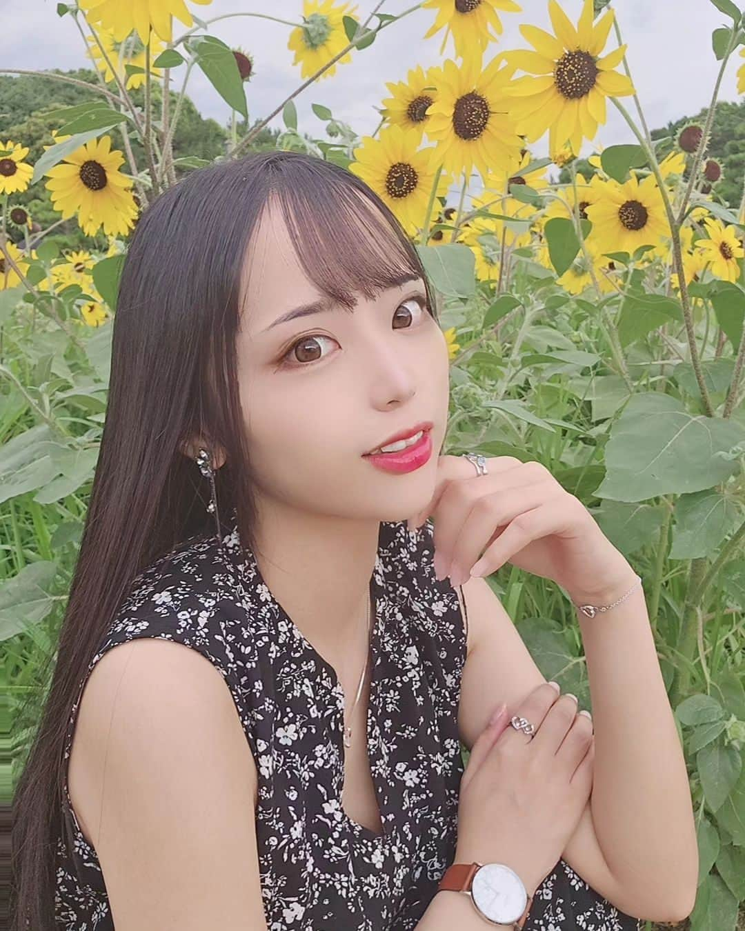 なつみさんのインスタグラム写真 - (なつみInstagram)「7月 ひまわりが終わっちゃう前に 葛西臨海公園に行ってきた🌻 ⁡ ⁡リスナーさんから頂いたアクセサリーたちを連れて🥰⁡ ⁡ ネックレス：akihiro⁡ ブレスレット：チャボ⁡ ⁡ウォッチ：ゆういちくん⁡ ⁡リング：𝕬𝖓𝖌𝖊𝖑 𝕳𝖆𝖑𝖔・ヨッシッシ⁡ ⁡⁡ ⁡いつもありがとう🫶🏻⁡  ⁡ #ライブ配信#ライバー#八重歯#宅建士#宅建#宅地建物取引士#不動産営業#イギリス留学#バセドウ病#吃音症#過敏性腸症候群#🧢なつみ👻🍊#ファッション誌モデル#着物モデル#ランウェイモデル#葛西臨海公園#ひまわり畑#ひまわり#向日葵#gravesdisease#stuttering」10月8日 13時11分 - natsumipeanuts