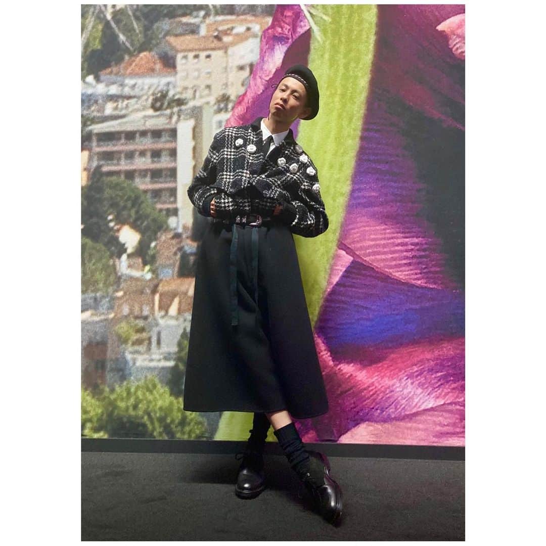 TEPPEIのインスタグラム：「…   Days in Paris 03.  jacket: Vintage @chanelofficial,   camellia-brooches: @chanelofficial,   shirts: 90's Vintage,   tie: 50's Vintage,   trousers: @jw_anderson,   belt: Vintage @chromeheartsofficial,   béret: @bode,   shoes: @calmanthology」