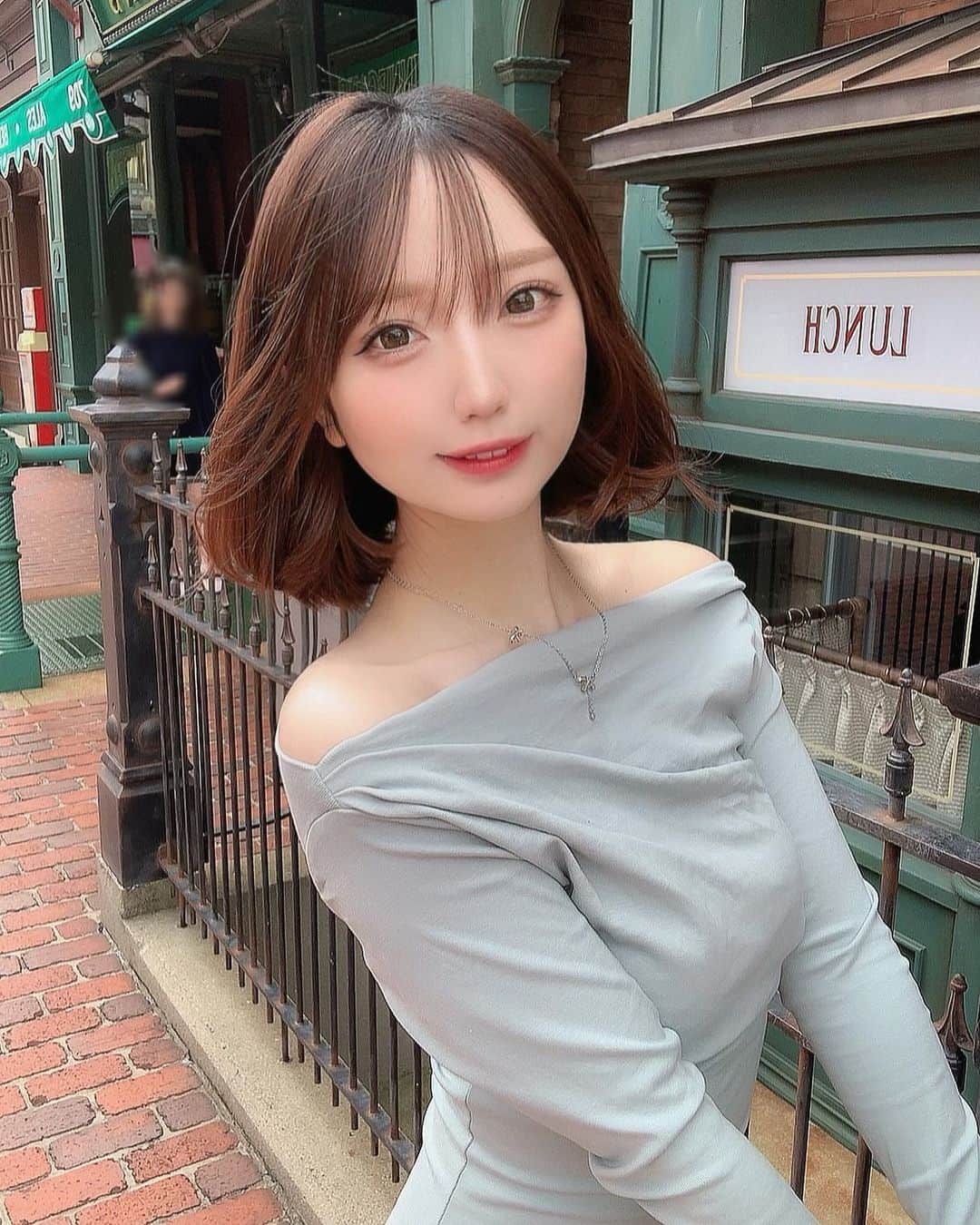 柳田なつみのインスタグラム：「久しぶりにユニバ🐶♡ ・ ハロウィンの期間が1番好き🧟‍♀️ ・ ・ #ユニバ　#ユニバーサルスタジオジャパン #shein #shein購入品　#タイトスカート　#タイトワンピース　#オフショル　#オフショルワンピース」