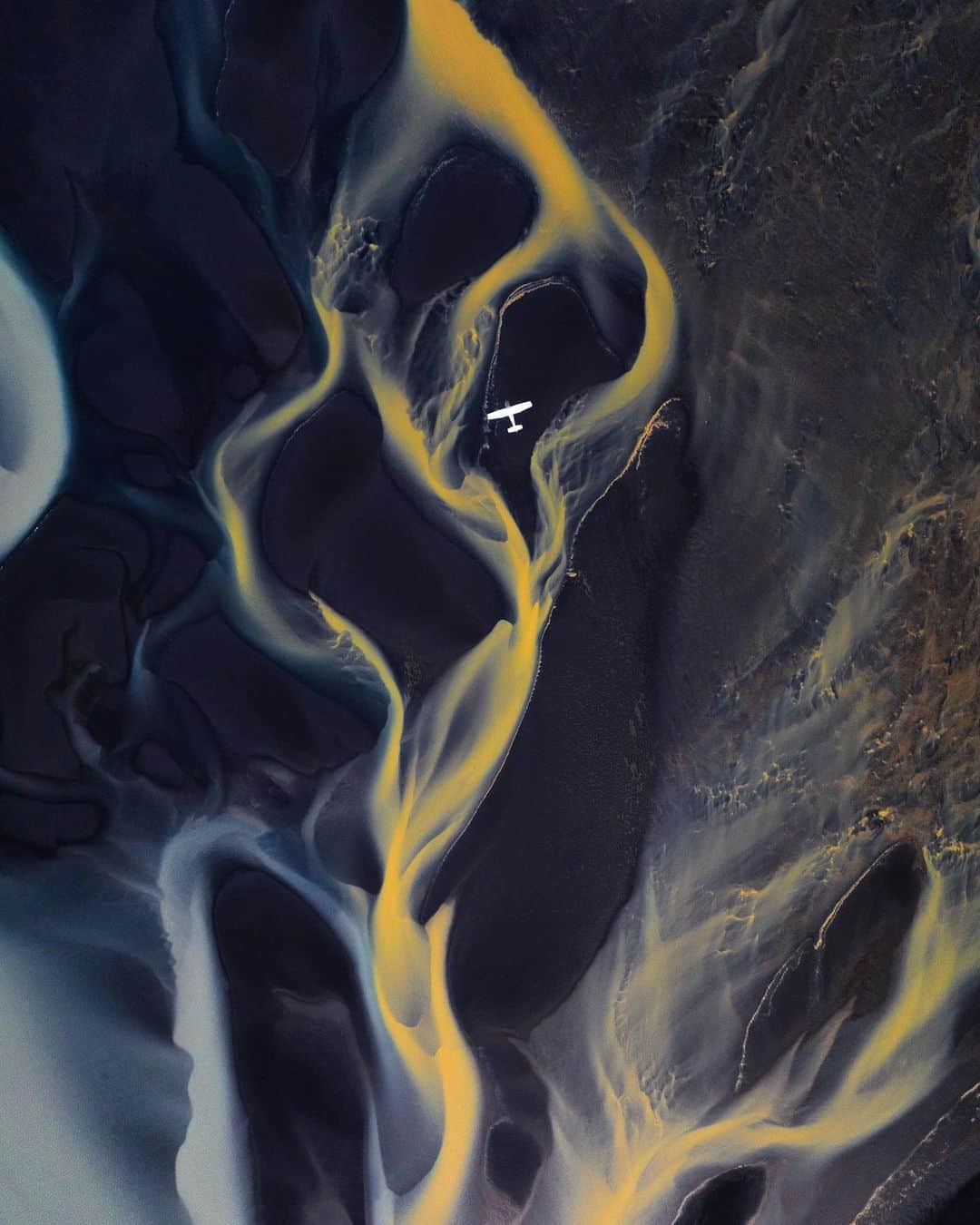 クリス・バーカードのインスタグラム：「In the eye of the storm.  The small Cessna was dwarfed by the river braids of the Thjorsa on this beautiful fall day. With the drone flying at 1500 ft and the plane flying at 500ft, this perspective came to life.   @yourprivatepilot」