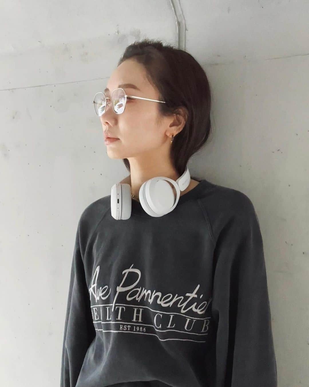 のインスタグラム：「展示会でオーダーしてたスウェット ちょうど良い季節。 古着っぽいのがめちゃくちゃ可愛いし着心地も◎  届いてたけど寝かせてたの🫶 まおちゃんありがとうございます♡」