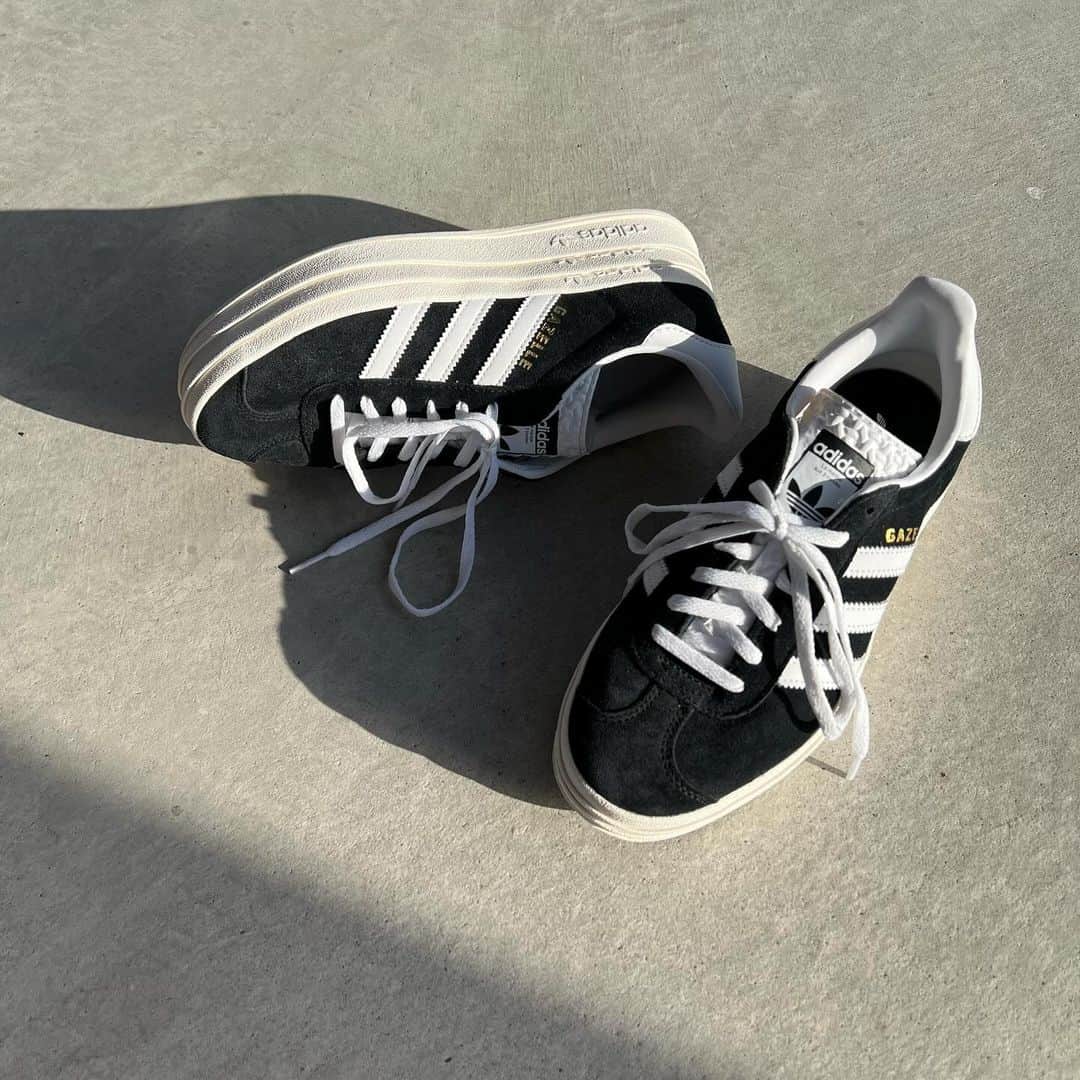 annaのインスタグラム：「久しぶりにスニーカー新調 🖤🤍🖤  @adidastokyo   #adidas#adidasoriginals#ガゼルボールド#GAZELLEBOLD#スニーカー」