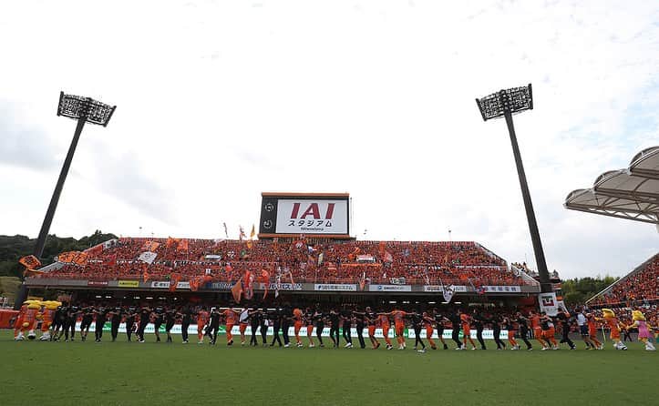 乾貴士のインスタグラム：「ダービー勝利✌️✌️✌️ 大事な試合、特別な試合に勝てた！！ さいこー😆✌️ でも、あと4試合勝たないと何の意味もない！！ あと4試合絶対勝って昇格しよう！！ ここからも最高の応援よろしくです😊  あ、そーいえばそろそろ俺に対してのイエロー❌の紙掲げてる人やめましょか😂 ここ5試合イエローなし！ イェーイ✌️笑笑」