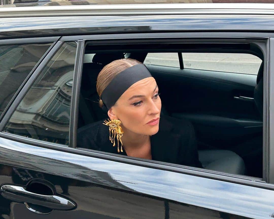 Camille Charriereのインスタグラム：「+33 get me outta here」