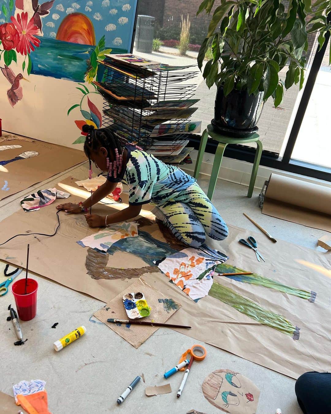 のインスタグラム：「The future looks bright in our Youth Art Enrichment classes!  Check out our programs on the Hope for Flowers website to learn more about free sustainable, adult and youth enrichment workshops! 🌻🎨」