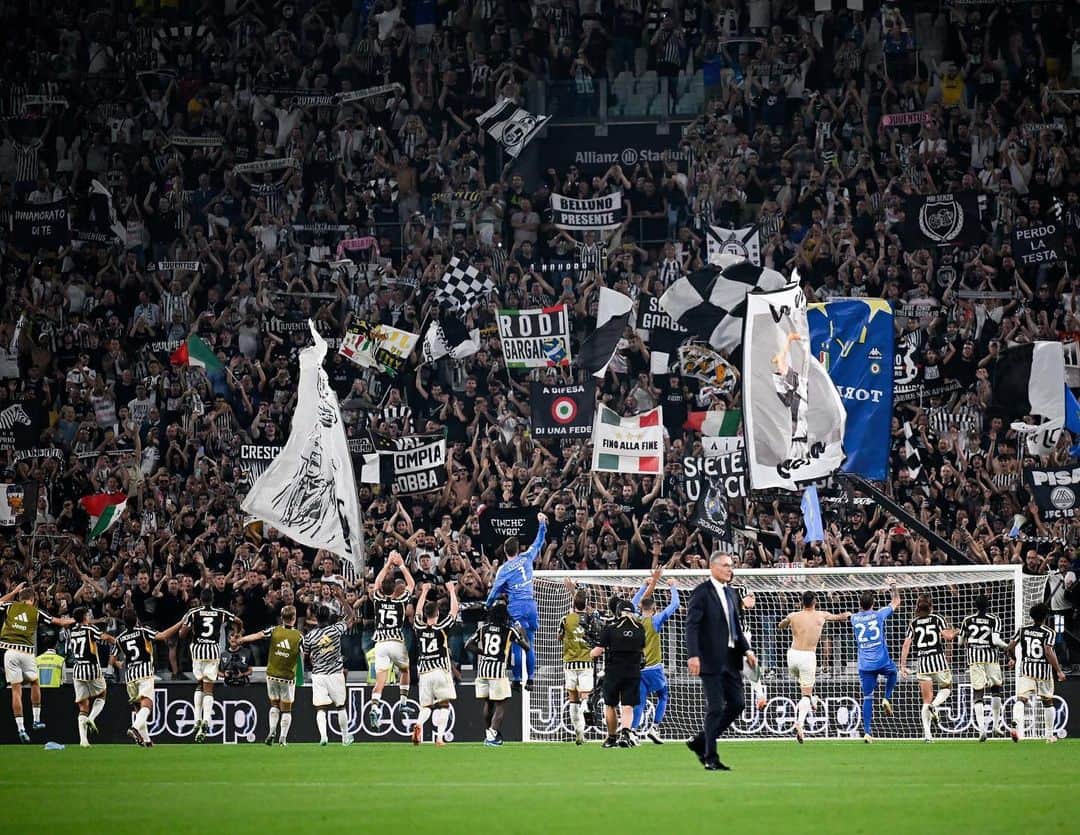 ヴォイチェフ・シュチェスニーさんのインスタグラム写真 - (ヴォイチェフ・シュチェスニーInstagram)「Turin is and will remain ⚪️⚫️!  A huge game and result with special support in the crowd @marina_official 👋  #ForzaJuve #JuveToro #finoallafine #derbydellamole」10月8日 4時31分 - wojciech.szczesny1