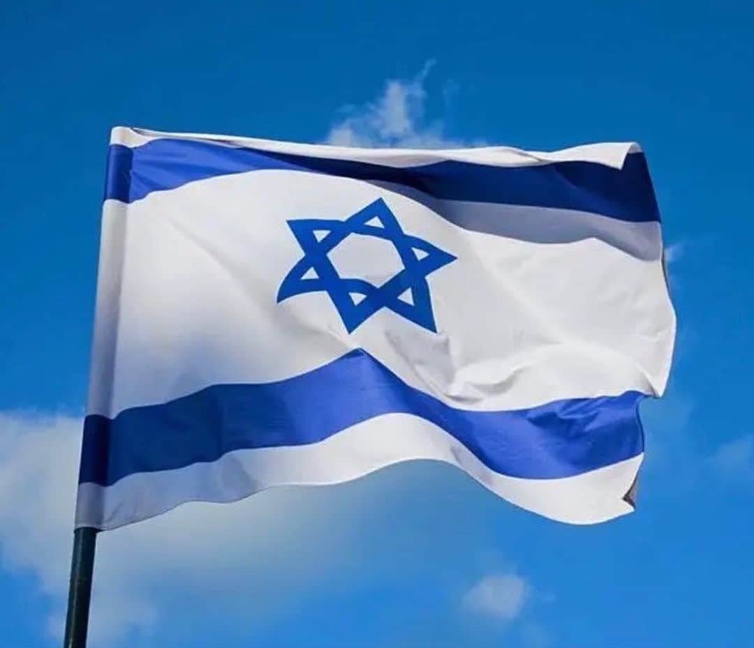 エマニュエル・シュリーキーのインスタグラム：「I stand with Israel. My heart and prayers are with my family, my friends and the people. I stand with Israel when she defends herself against Hamas, a terrorist organization whose mission it is to seek the destruction of the Jewish state. I stand with Israel today and always 🙏🏽✡️💙」
