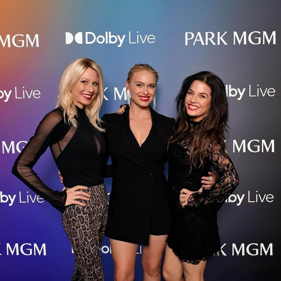 のインスタグラム：「Lucky ladies in Vegas 🎲🎲」