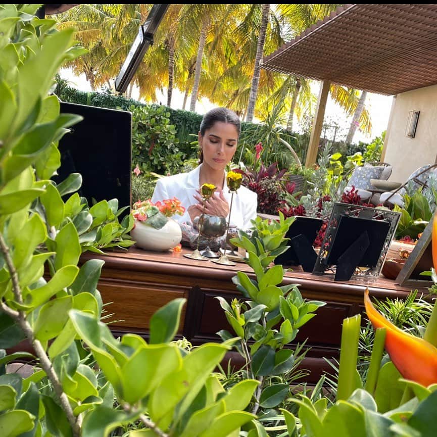 ロゼリン・サンチェスのインスタグラム：「To be honest… I miss you Elena Roarke 💕  Looking forward to my next compelling, fierce and complex character…  Seguimos… lo que viene esta buenoooooo 🙏🙏  #fantasyisland」