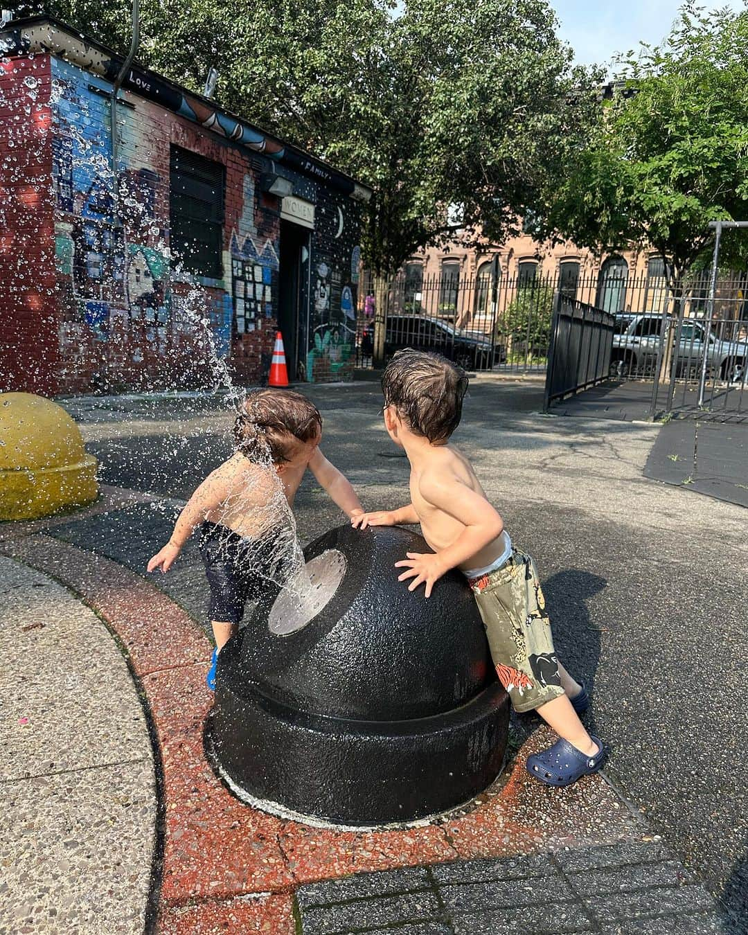 ジェイミー・チャンさんのインスタグラム写真 - (ジェイミー・チャンInstagram)「Days are long but the years are short. Happy 2nd Birthday to my little nuggets. I love seeing the world from your eyes. Your laughs light up a room. I love how you look after each other, how you push everyone’s buttons just enough to the brink while roping us back in, your sweet cuddles, curiosity and sense of adventure. Here’s to surviving, growing and thriving the last two years 🙀🥹」10月8日 4時49分 - jamiejchung