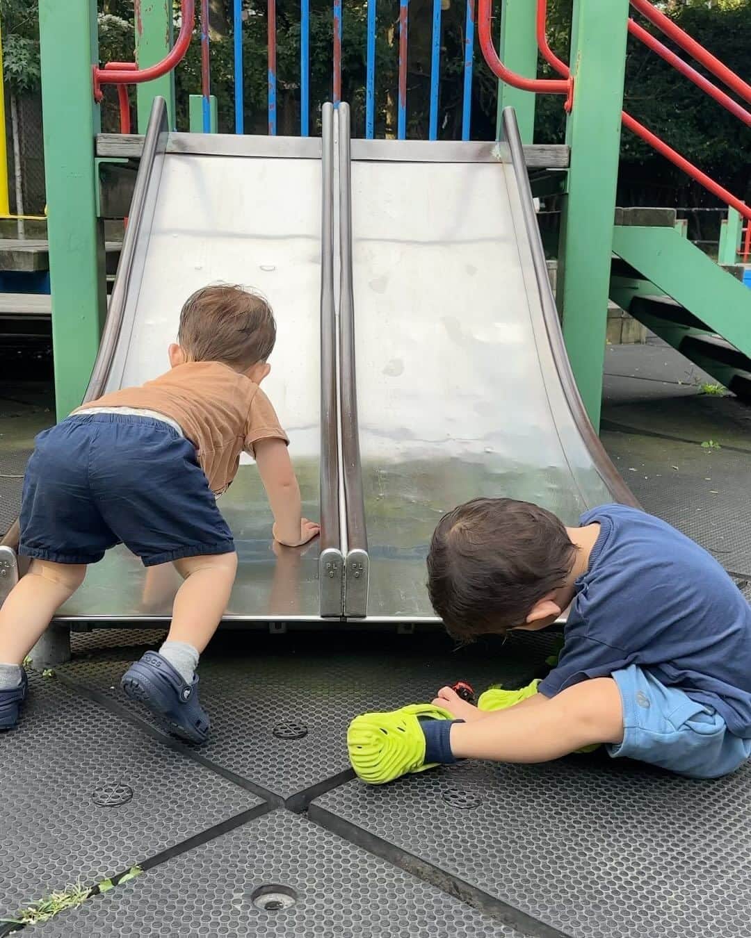 ジェイミー・チャンのインスタグラム：「Days are long but the years are short. Happy 2nd Birthday to my little nuggets. I love seeing the world from your eyes. Your laughs light up a room. I love how you look after each other, how you push everyone’s buttons just enough to the brink while roping us back in, your sweet cuddles, curiosity and sense of adventure. Here’s to surviving, growing and thriving the last two years 🙀🥹」