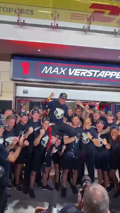 F1のインスタグラム：「In the epicentre of the celebrations like never before 🎉  LIVE as @redbullracing celebrate @maxverstappen1’s third title 🏆   #f1」