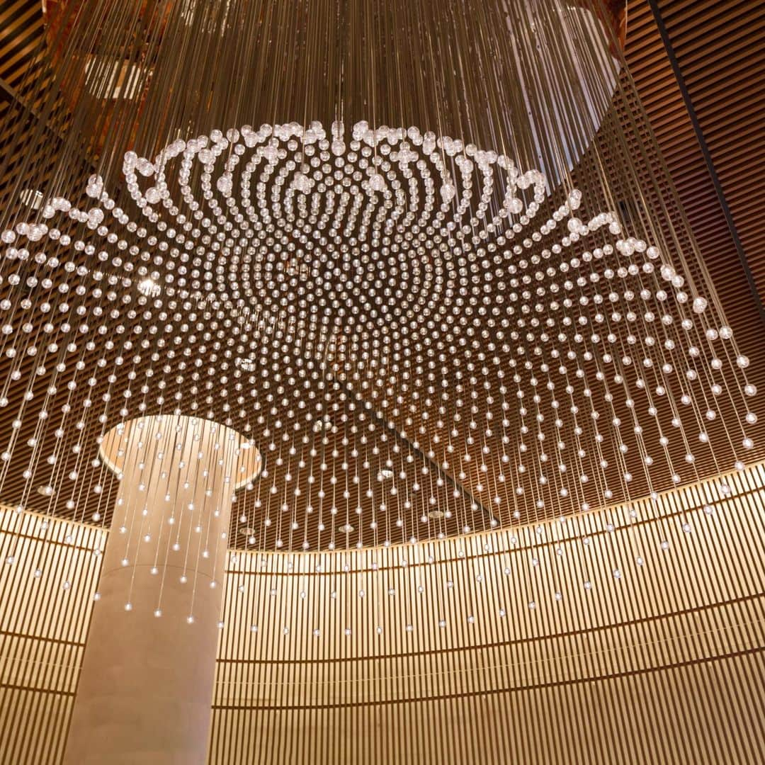 The Peninsula Hotelsのインスタグラム：「Gaze heavenward at @thepeninsulatokyo for a sight to behold—our hanabi firework-inspired crystal chandelier is a marvel.」