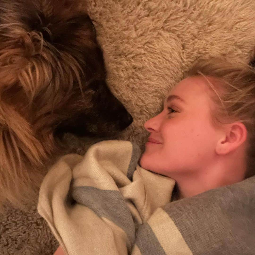 アマンダ・ミシェルカさんのインスタグラム写真 - (アマンダ・ミシェルカInstagram)「A few weeks ago we said goodbye to our beloved Keeva. Josh adopted this sweet girl 15 years ago and I’ve been lucky to know her for the last 6. I’ve never seen a man so devoted to his companion as Josh was to Keeva. Thank you Keeva for showing up for us in mysterious ways lately. Perhaps as a dolphin when Josh is sailing, a butterfly in the garden or a hummingbird we come across on a hike. We’ll always take time to notice your spirit. Our forever real life Snuffleupagus 🐻」10月8日 5時12分 - iamaj