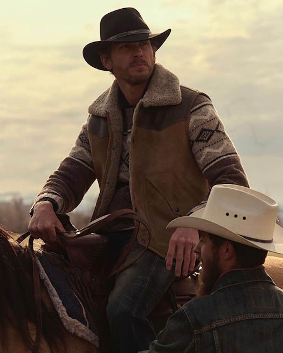 アダム・センのインスタグラム：「Nothing but respect for the cowboys and cowgirls that work the lands. This is where you will find me in the end. On a ranch sharing knowledge and stories that was handed down to me from friends, family, and strangers over generations.  📸 @andreasortnerstudio   🐎🧥 @overlandsheepskin   #ranch #horses」