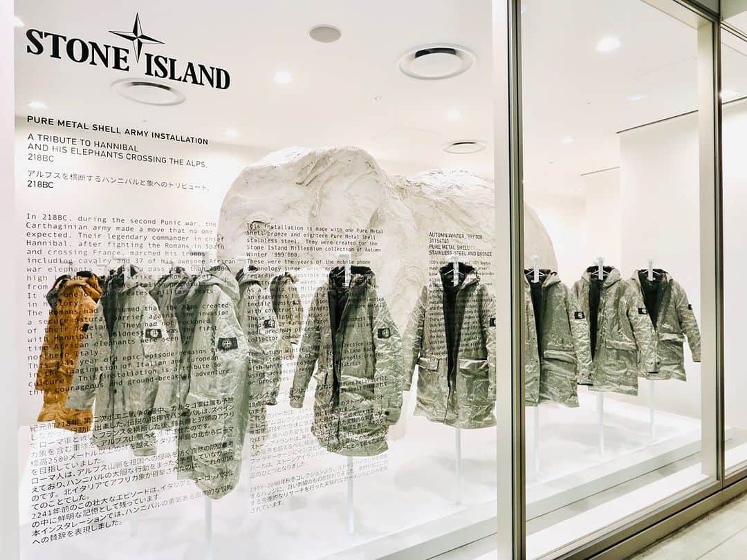 DOVER STREET MARKET GINZAさんのインスタグラム写真 - (DOVER STREET MARKET GINZAInstagram)「Stone Island special installation at Dover Street Market Ginza 1F Elephant Space.  The installation is inspired by the story of Hannibal crossing the Alps and features nineteen Pure Metal Shell pieces from Autumn/Winter 99 - one bronze, eighteen in stainless steel.  @stoneisland_official  @doverstreetmarketginza  #doverstreetmarketginza」10月8日 5時12分 - doverstreetmarketginza