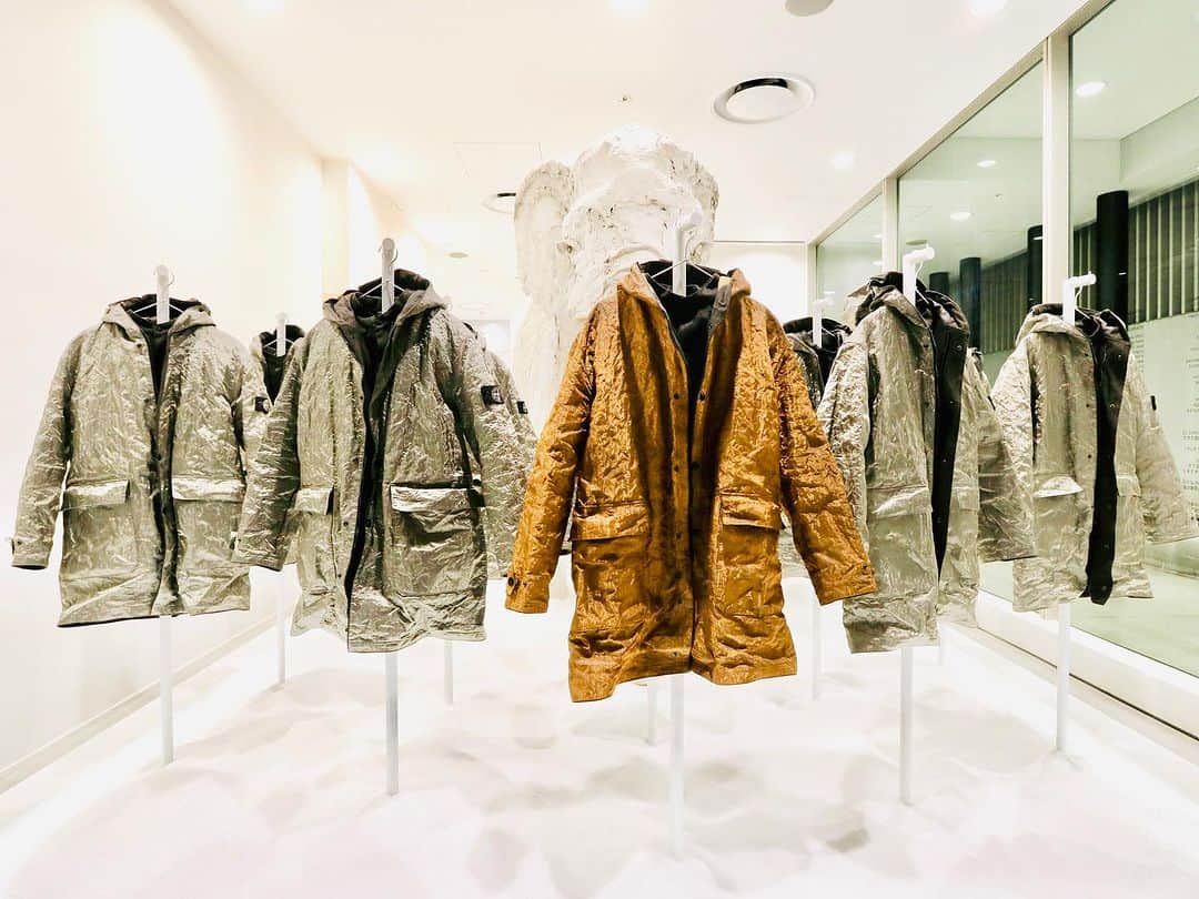 DOVER STREET MARKET GINZAさんのインスタグラム写真 - (DOVER STREET MARKET GINZAInstagram)「Stone Island special installation at Dover Street Market Ginza 1F Elephant Space.  The installation is inspired by the story of Hannibal crossing the Alps and features nineteen Pure Metal Shell pieces from Autumn/Winter 99 - one bronze, eighteen in stainless steel.  @stoneisland_official  @doverstreetmarketginza  #doverstreetmarketginza」10月8日 5時21分 - doverstreetmarketginza