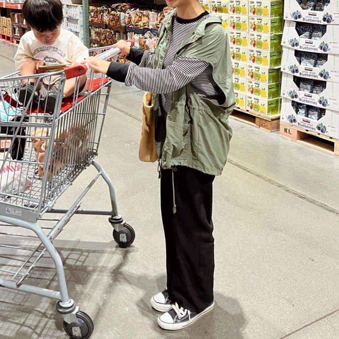ayacasuさんのインスタグラム写真 - (ayacasuInstagram)「* * コストコのりんごと洋梨のスムージー うんまかった🥤🍎🍐♡ * * tops / @grshimamura  best / @wclosetwearsinc  pants / @gu_for_all_  shoes / @converse  cap / @neweracap  * * #ママコーデ #コストコ  #低身長コーデ #150cm #150cmコーデ #北摂ママ  #カジュアルコーデ  #しまむら #男の子ママ #低身長ファッション  #ママファッション  #ベストコーデ #プチプラ #ミリタリーコーデ  #プチプラコーデ #gu #ジーユー #キャップコーデ」10月8日 5時16分 - ayk0723