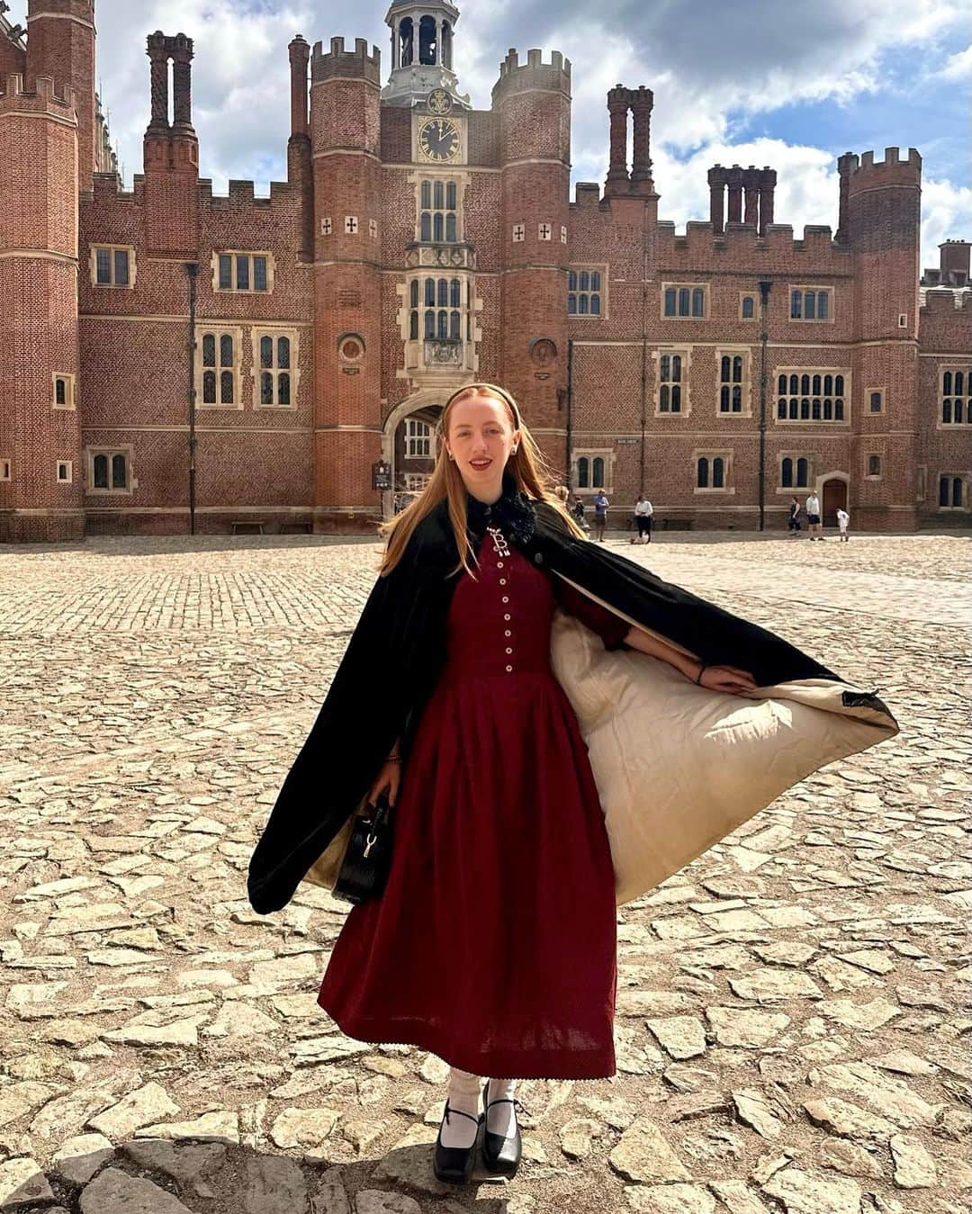 ベッキー・クルーエルさんのインスタグラム写真 - (ベッキー・クルーエルInstagram)「if you can’t wear a cape in hampton court palace i’m not sure where you can 🌹?  I have always wanted to see this incredible tudor palace for myself and I was so excited to have the chance!  they had live cooking demonstrations inside the original kitchens, and we saw so many amazing tapestries and paintings… incredible day to visit!  the puff headband trend always reminds me of the French Hood so I had to wear this army green one, along with this spectacular velvet and silk cape picked up from @classiccarbootsale in the spring! My dress is vintage from Japan, and my bag is @aspinaloflondon. The shoes are @empressaustralia 🔍  Not forgetting my B necklace as an homage to Anne 🅱️❤️」10月8日 5時17分 - beckiicruel