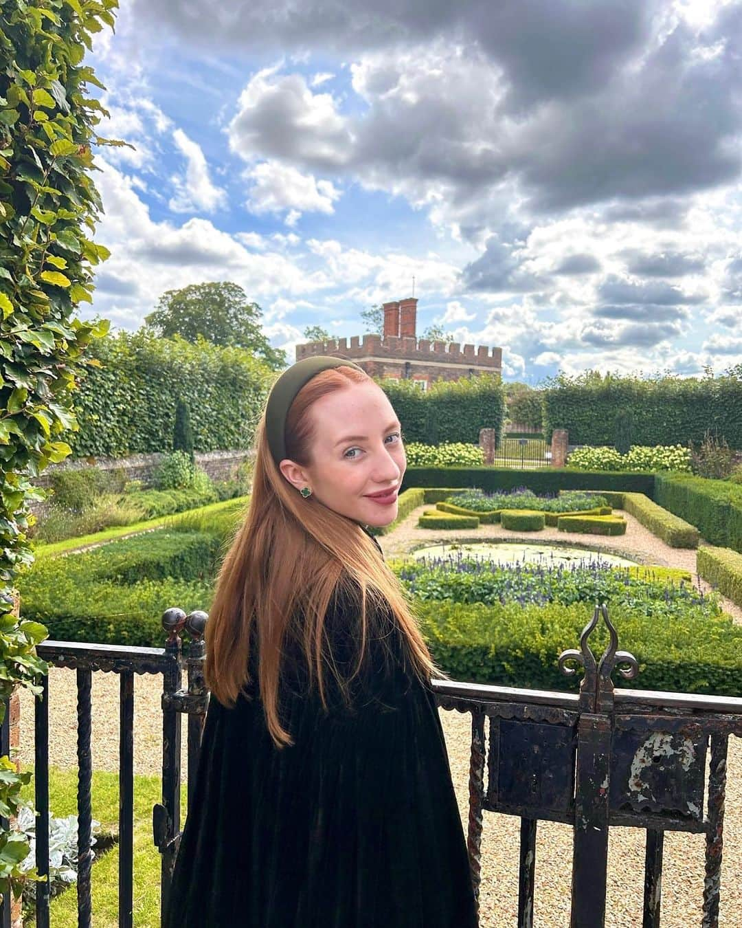 ベッキー・クルーエルさんのインスタグラム写真 - (ベッキー・クルーエルInstagram)「if you can’t wear a cape in hampton court palace i’m not sure where you can 🌹?  I have always wanted to see this incredible tudor palace for myself and I was so excited to have the chance!  they had live cooking demonstrations inside the original kitchens, and we saw so many amazing tapestries and paintings… incredible day to visit!  the puff headband trend always reminds me of the French Hood so I had to wear this army green one, along with this spectacular velvet and silk cape picked up from @classiccarbootsale in the spring! My dress is vintage from Japan, and my bag is @aspinaloflondon. The shoes are @empressaustralia 🔍  Not forgetting my B necklace as an homage to Anne 🅱️❤️」10月8日 5時17分 - beckiicruel