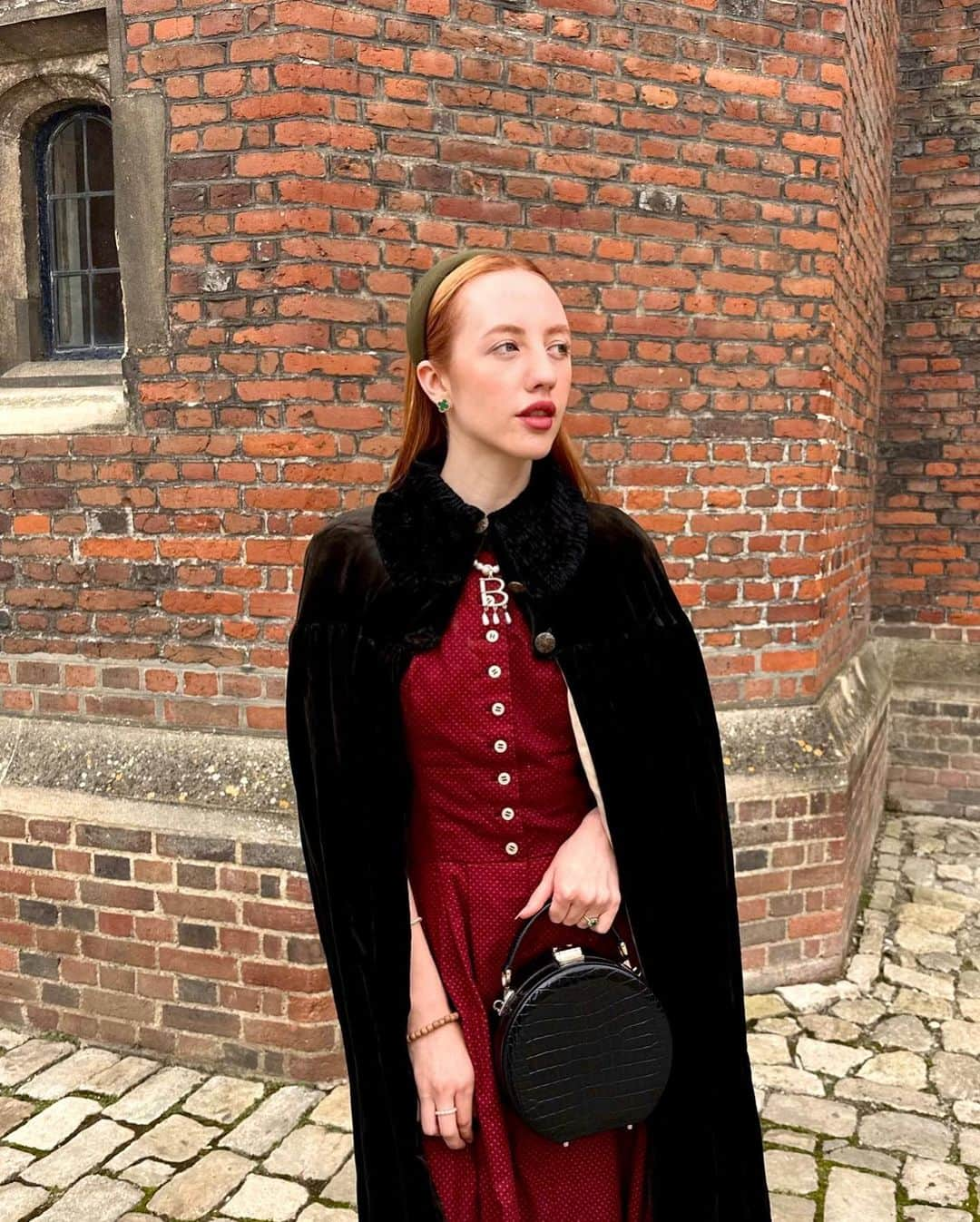 ベッキー・クルーエルさんのインスタグラム写真 - (ベッキー・クルーエルInstagram)「if you can’t wear a cape in hampton court palace i’m not sure where you can 🌹?  I have always wanted to see this incredible tudor palace for myself and I was so excited to have the chance!  they had live cooking demonstrations inside the original kitchens, and we saw so many amazing tapestries and paintings… incredible day to visit!  the puff headband trend always reminds me of the French Hood so I had to wear this army green one, along with this spectacular velvet and silk cape picked up from @classiccarbootsale in the spring! My dress is vintage from Japan, and my bag is @aspinaloflondon. The shoes are @empressaustralia 🔍  Not forgetting my B necklace as an homage to Anne 🅱️❤️」10月8日 5時17分 - beckiicruel