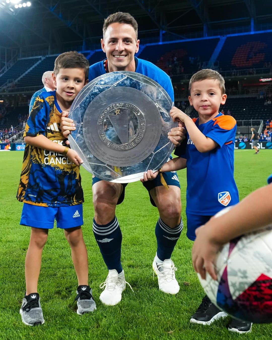 サンティアゴ・アリアスのインスタグラム：「Campeones!!! 🏆⚽️🏆 2023 supporters’ shield winners 🟠🔵」
