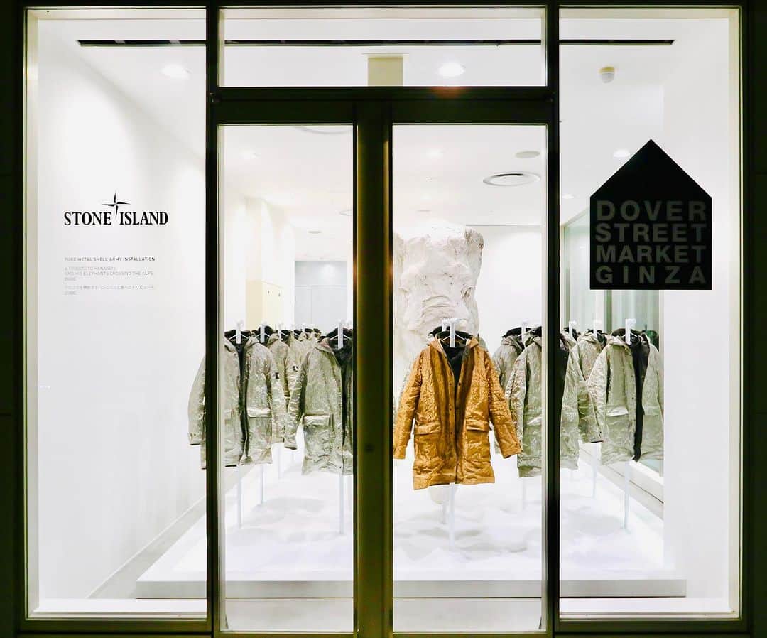 DOVER STREET MARKET GINZAさんのインスタグラム写真 - (DOVER STREET MARKET GINZAInstagram)「Stone Island special installation at Dover Street Market Ginza 1F Elephant Space.  The installation is inspired by the story of Hannibal crossing the Alps and features nineteen Pure Metal Shell pieces from Autumn/Winter 99 - one bronze, eighteen in stainless steel.  @stoneisland_official  @doverstreetmarketginza  #doverstreetmarketginza」10月8日 5時20分 - doverstreetmarketginza