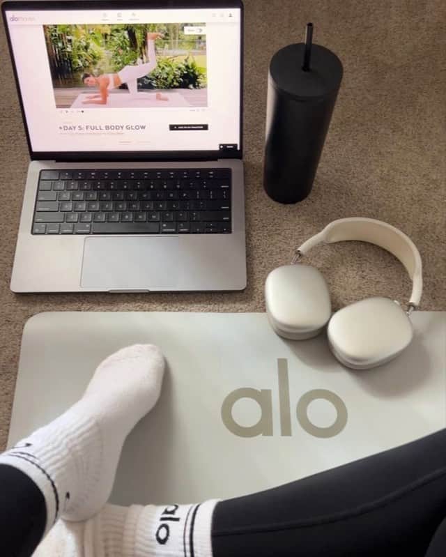 ALO Yogaのインスタグラム：「Give your body some extra love today 🙏   What are your favorite @alomoves classes to practice at home?」