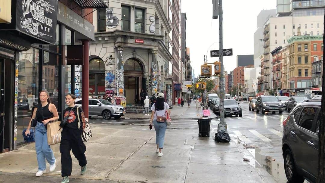 石塚啓次のインスタグラム：「NY３日目 雨の中歩きまくってたら人気ブランド発見！ 1枚100ドル以下なら子供にteeでも買っていこうかなと思ってたら入るのに3時間待ちやって、、、、 凄いな、、、 断念、、、 膝がパンパンで休憩中！ NYから刺激もらってます！  #石塚啓次 #YouTube #宵宵祇園  #yoiyoigion  #ブエナビスタ #buenavista #ブエナビスタデポルテ #buenavistadeporte #バルセロナ」