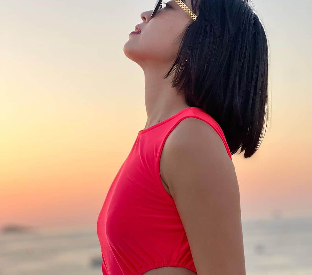 中里亜美さんのインスタグラム写真 - (中里亜美Instagram)「世界一の夕陽。 駆けつけで見れました🌅  #ibiza #sunset #spain #なかざと_旅  #大自然に馴染まなすぎる服の色」10月8日 5時29分 - __ami__go__