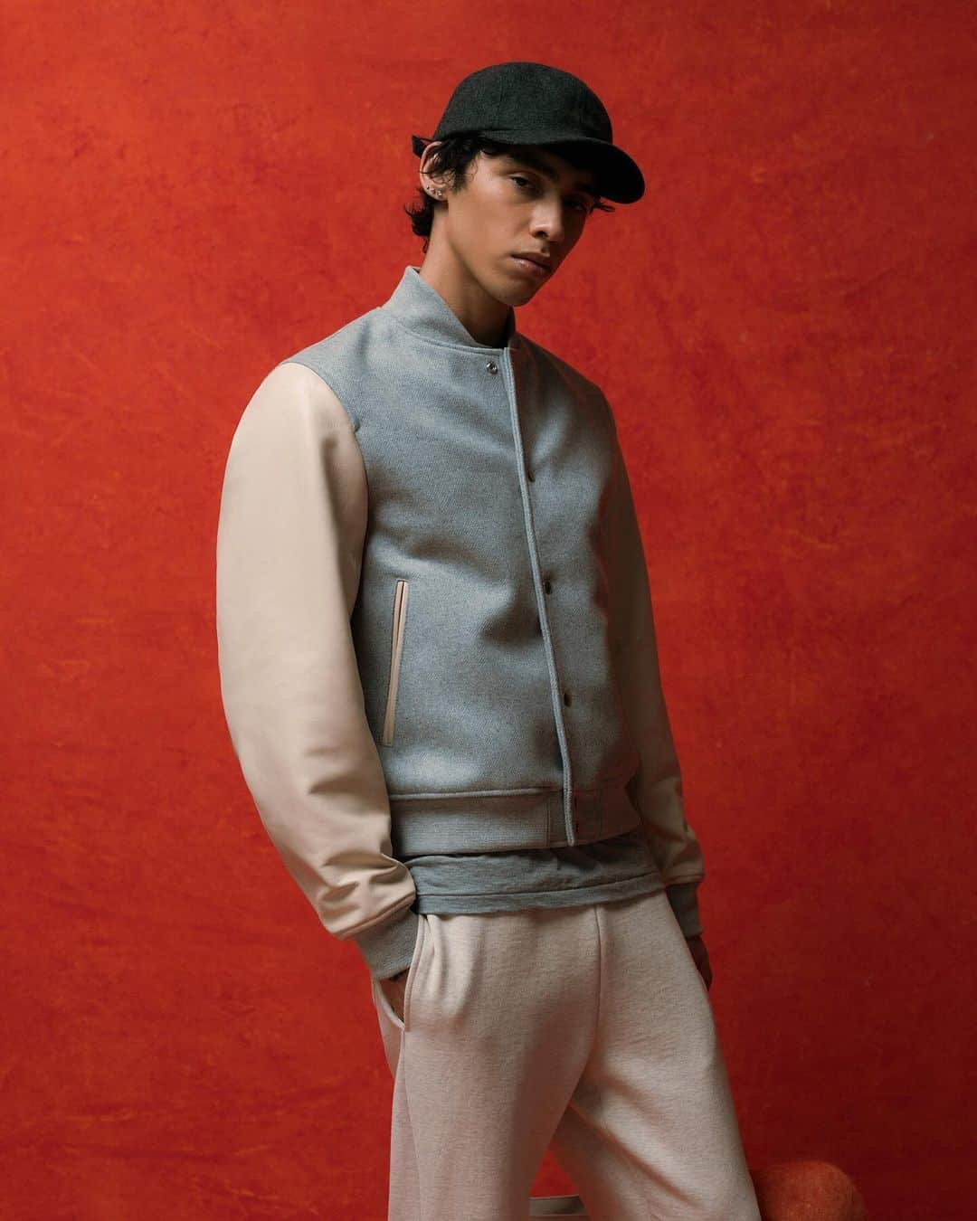 ジョン エリオットのインスタグラム：「Cashmere Capsule - Sunday, 10.08  The Cashmere Capsule is highlighted by brand new fleece designs: A refreshed, slightly cropped Crew, a stand-collar Full-Zip, and the formal “Savile” Sweatpant.   To complete the collection, we’ve revamped the Varsity Jacket with production straight from Los Angeles and a retro, classic fit. The foundation of any outfit is built on our range of Cotton-Cashmere tees, and a streamlined hat, crafted in wool, adds a refined touch.」