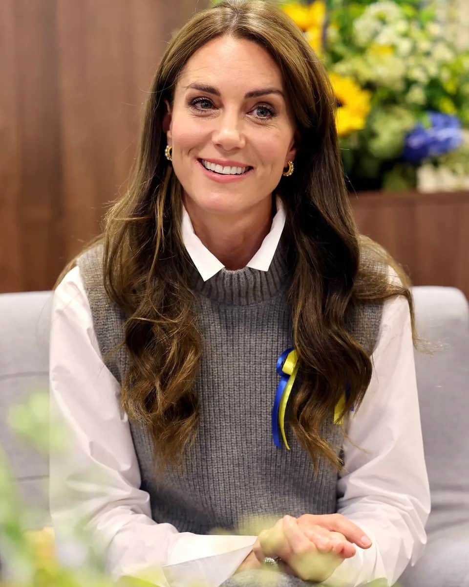 Vogueさんのインスタグラム写真 - (VogueInstagram)「Few items of clothing seem as stuffy as the sweater vest, but none other than Kate Middleton, Princess of Wales is on board with a rebrand. She gave the divisive piece an elevated spin with her latest look while visiting with Ukrainian refugees at a community center in Bracknell. Tap the link in our bio for all the details on her unexpected but ever-so-chic look.」10月8日 6時10分 - voguemagazine