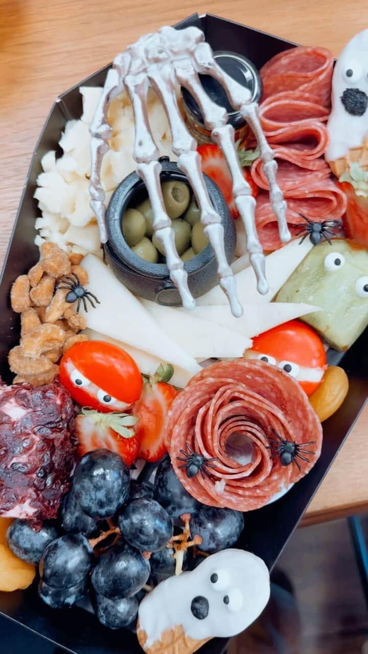 Chelsea Houskaのインスタグラム：「Let’s make a spooky charcuterie board with @cultivatedinlove_sf ☠️」