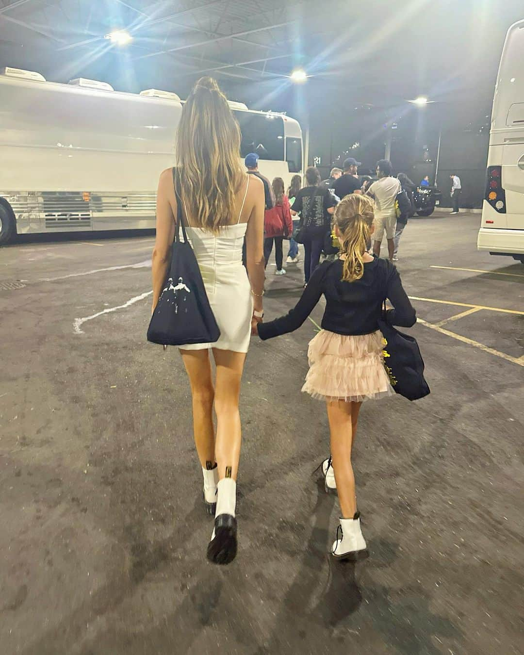 Elizabeth Chambers Hammerさんのインスタグラム写真 - (Elizabeth Chambers HammerInstagram)「👯‍♀️ thank you,  @jonasbrothers  @sfgiants 🤍」10月8日 5時46分 - elizabethchambers