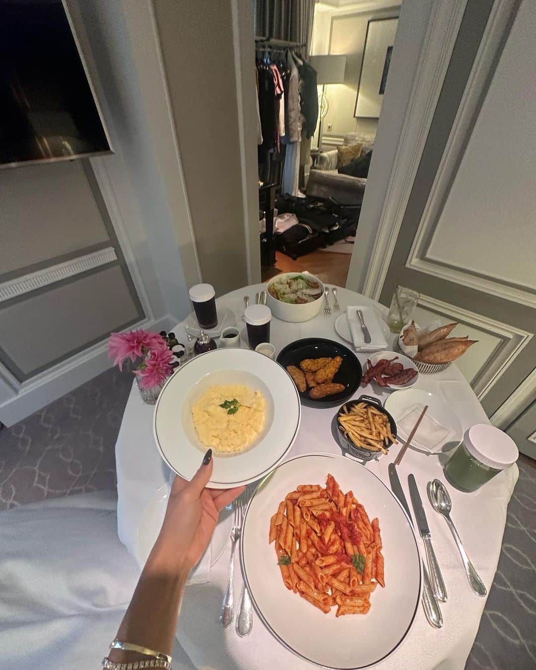 シェイ・ミッチェルさんのインスタグラム写真 - (シェイ・ミッチェルInstagram)「Last dump from Paris」10月8日 5時57分 - shaymitchell