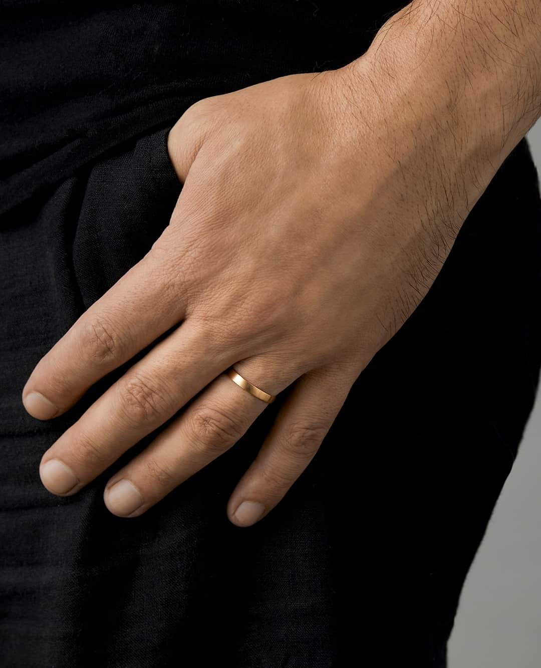 サトミ カワキタのインスタグラム：「Our unisex bands are smooth and refined, created with recycled 18K gold and given a satin matte finish for a luxurious look.」