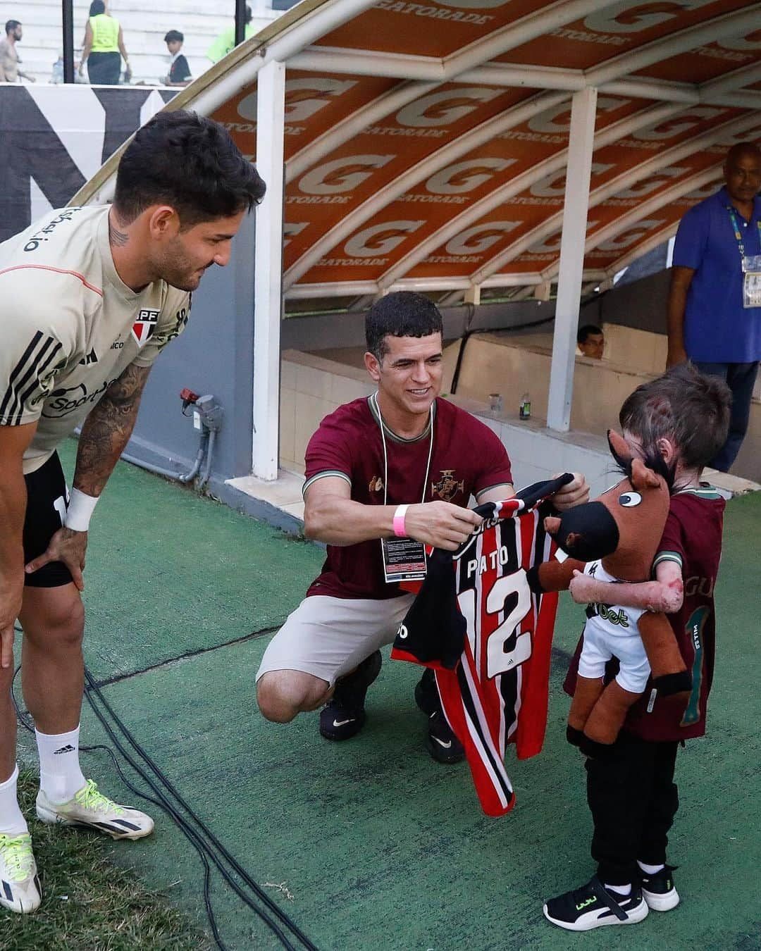 São Paulo FCさんのインスタグラム写真 - (São Paulo FCInstagram)「❤️ Em São Januário, o pequeno Gui recebeu das mãos de Pato a camisa do São Paulo!  Ele é portador de uma doença genética rara, a epidermólise bolhosa, e segue dando exemplo de superação.  🤝 @vascodagama   📸 Rubens Chiri / saopaulofc」10月8日 6時01分 - saopaulofc