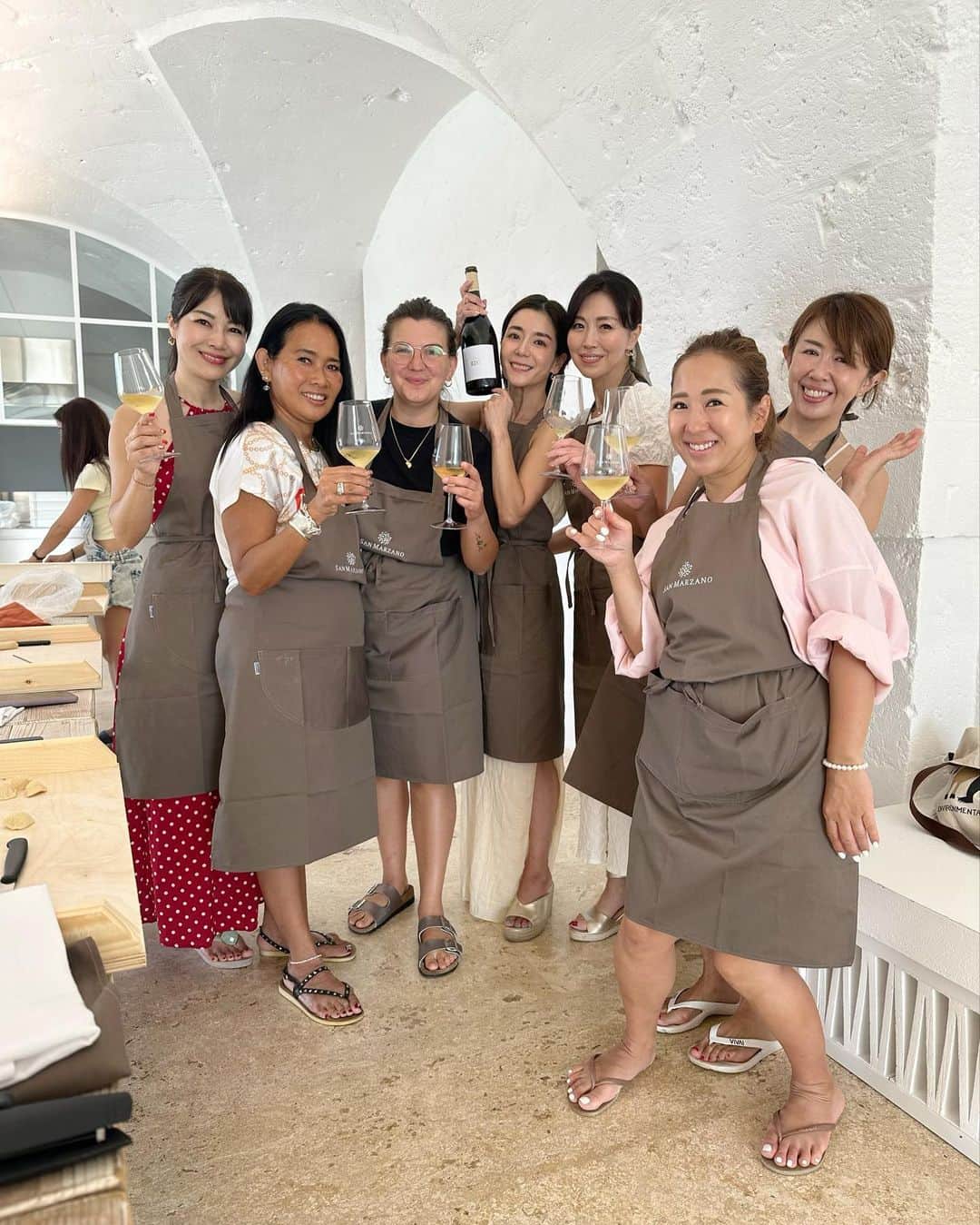 ImotoEtsuyo さんのインスタグラム写真 - (ImotoEtsuyo Instagram)「@sanmarzanowines  #presstrip  ・ #お料理教室   ・ イタリア、プーリア州の 伝統的なパスタ #オレキエッテ を作りました。 ・ ・  イタリア・プーリア州発祥の 手打ちパスタといえば「オレキエッテ」  パスタマシーンは使わずに ナイフひとつで型作ることができて もちもちした食感の 美味しい生パスタ！ ・ @sanmarzanowines  白ワイン #edda #エッダを 頂きながら作りました。 ・ 途中、先生のギター演奏と歌の サプライズもあり、楽しい楽しい クッキングタイムとなりました。 ・ 作ったパスタは ビーチに移動してから頂きました。  ・ 完成したパスタは また投稿します🤍 @sanmarzanowines   #sanmarzanowines #サンマルツァーノワイン #Puglia #プーリア #italianlifestyle #presstrip #winesharingbeauty #Puglianwine #CantineSanMarzano #パスタ  #パスタレシピ」10月8日 6時07分 - bisuhada