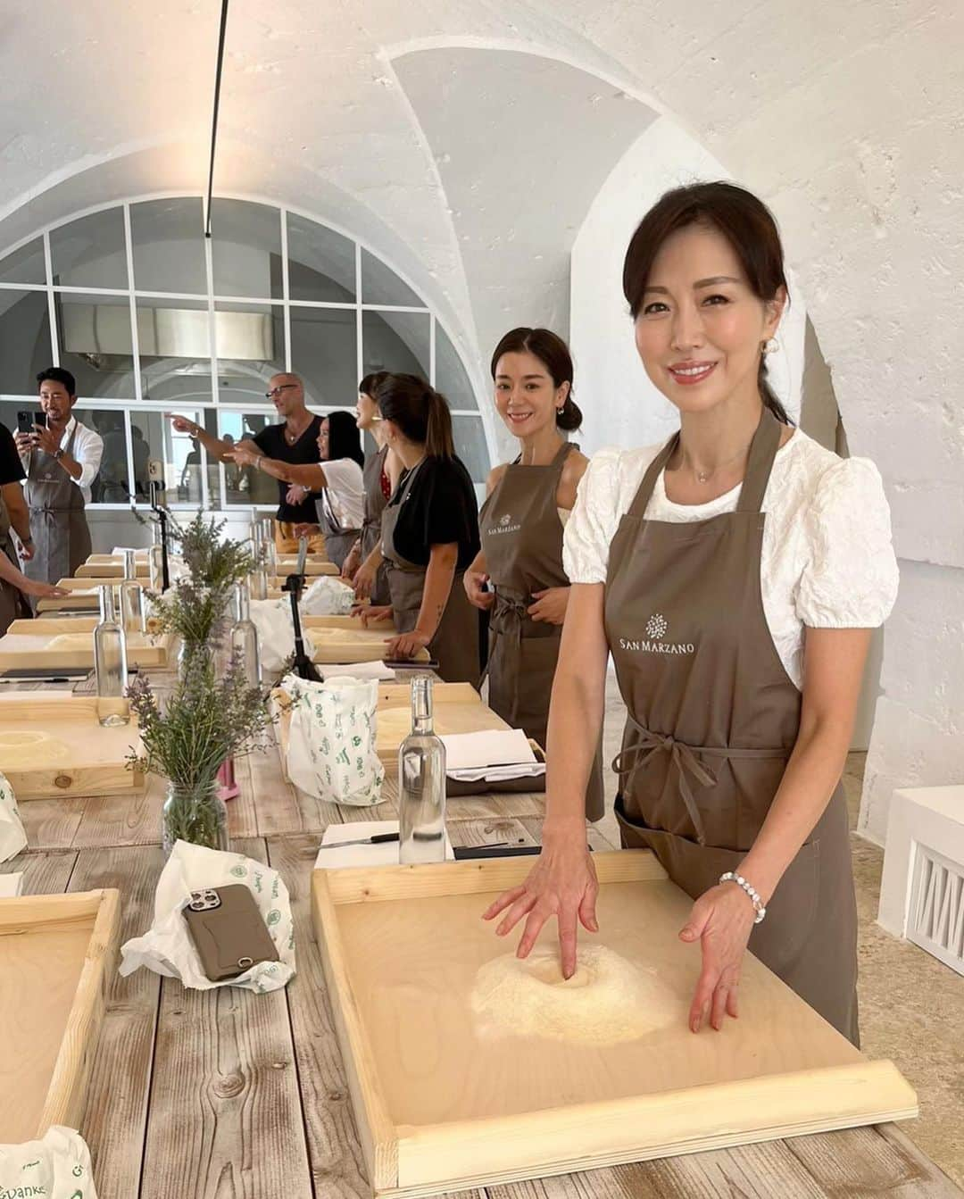 ImotoEtsuyo さんのインスタグラム写真 - (ImotoEtsuyo Instagram)「@sanmarzanowines  #presstrip  ・ #お料理教室   ・ イタリア、プーリア州の 伝統的なパスタ #オレキエッテ を作りました。 ・ ・  イタリア・プーリア州発祥の 手打ちパスタといえば「オレキエッテ」  パスタマシーンは使わずに ナイフひとつで型作ることができて もちもちした食感の 美味しい生パスタ！ ・ @sanmarzanowines  白ワイン #edda #エッダを 頂きながら作りました。 ・ 途中、先生のギター演奏と歌の サプライズもあり、楽しい楽しい クッキングタイムとなりました。 ・ 作ったパスタは ビーチに移動してから頂きました。  ・ 完成したパスタは また投稿します🤍 @sanmarzanowines   #sanmarzanowines #サンマルツァーノワイン #Puglia #プーリア #italianlifestyle #presstrip #winesharingbeauty #Puglianwine #CantineSanMarzano #パスタ  #パスタレシピ」10月8日 6時07分 - bisuhada