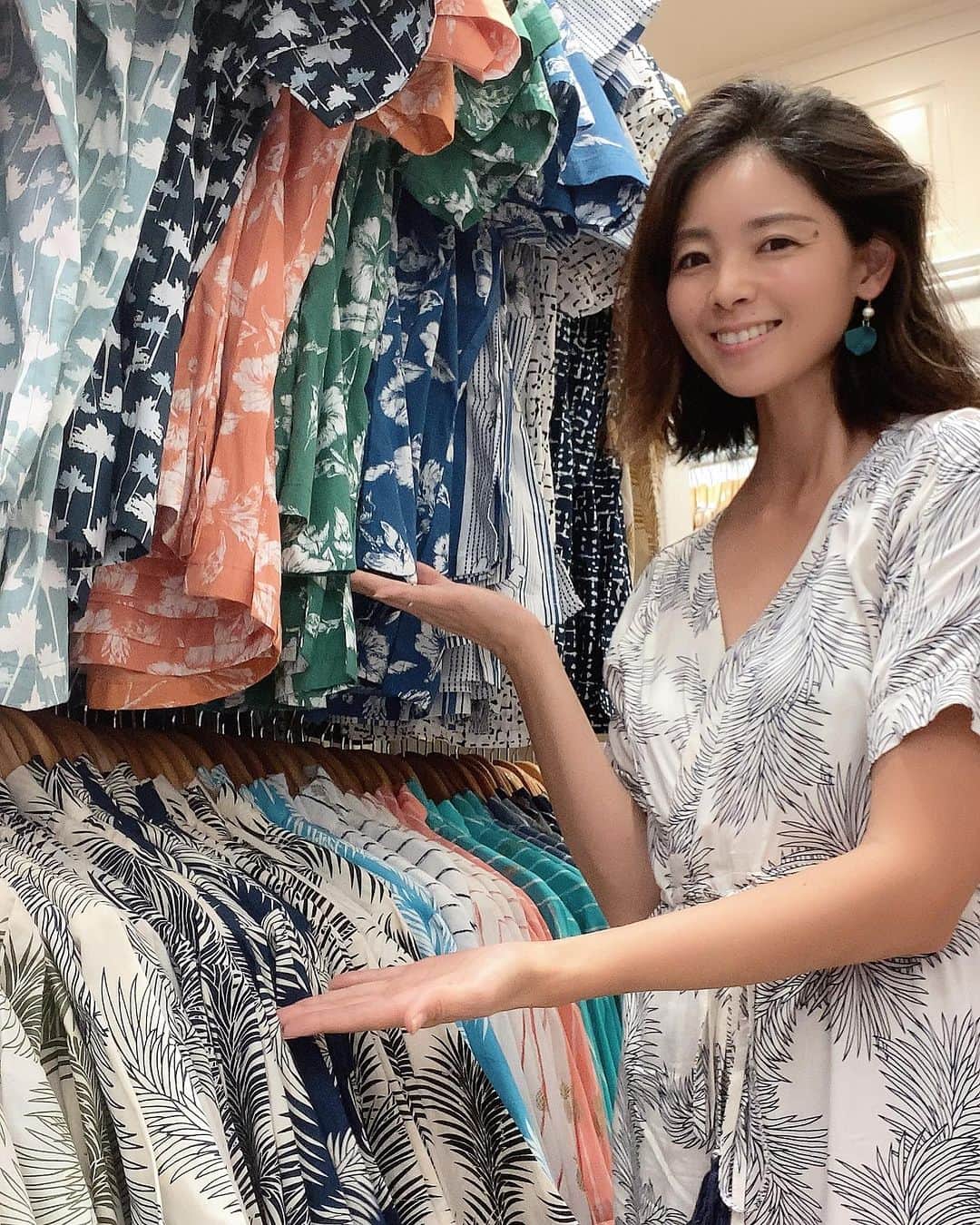 Angels By The Sea Hawaii Waikiki Based Boutiques ?Original clothing designed のインスタグラム：「Couple coordinate for honeymoon   昨日のインスタLIVEでは「ハネムーンにもおすすめのカップルコーディネート」をご紹介しました！ 中でも反響があったのが、 カラー違いでのマッチング☺️ ザお揃い！が苦手な大人にもおすすめです！  👕 Men’s Shirt 📸 @mayumi_hawaii  📍Hawaii @angelsbythesea   @angelsbythesea has been Hawaii’s resort fashion brand based in Honolulu, Hawaii, since 2010. Please visit our online store 🌺www.angelsbytheseahawaii.com Owner Designer Nina Thai (Miss Waikiki) @nina_bythesea (日本語勉強中📚🙇🏻‍♀️) Please feel free to tag your pic for a chance to be featured!  ハワイのリゾートファッション、 エンジェルズバイザシー はミスワイキキである Nina Thai によって作られたハワイオリジナルファッションブランドです🌴日本語ウェブサイトはこちら www.angelsbytheseahawaii.jp  ハワイやリゾートファッションが好きな人は是非私達のアカウントをフォローして下さい🙌また私達の商品をポストする際にタグ付けしていただいたら私達からリポストされるチャンスがあります  #angelsbytheseahawaii #angelsbythesea #resortwearw #hawaii #waikiki  #ハワイ #ワイキキ #カイルア #ラニカイビーチ #シンプルコーデ #エンジェルズバイザシーハワイ #エンジェルズバイザシー #リゾートファッション #ハワイ限定 #하와이스냅 #하와이허니문스냅」