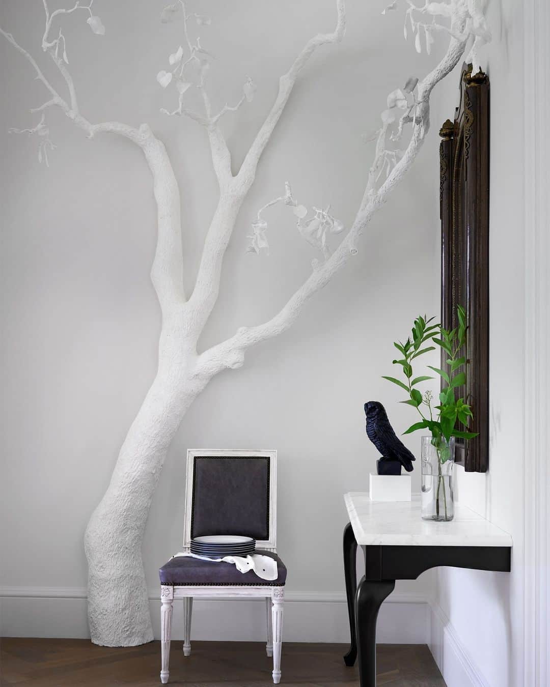 ELLE DECORさんのインスタグラム写真 - (ELLE DECORInstagram)「Remember your roots, whether that means tapping into who you intrinsically are or, simply, installing a plaster tree sculpture into your dining room. In this light-and-bright Virginia-based Georgian Revival, ELLE DECOR A-List Titan Darryl Carter (@darrylcarterdesign) tapped Artists Republic to create a tree sculpture that, when towering over a Louis XVI-style chair upholstered in Holly Hunt leather, appeals to the dendrophile in all of us.   Click the link in bio for a full tour of this regal home, as seen in our October 2023 issue. Written by @cokhio. Photographed by @williamwaldronphoto」10月8日 7時00分 - elledecor